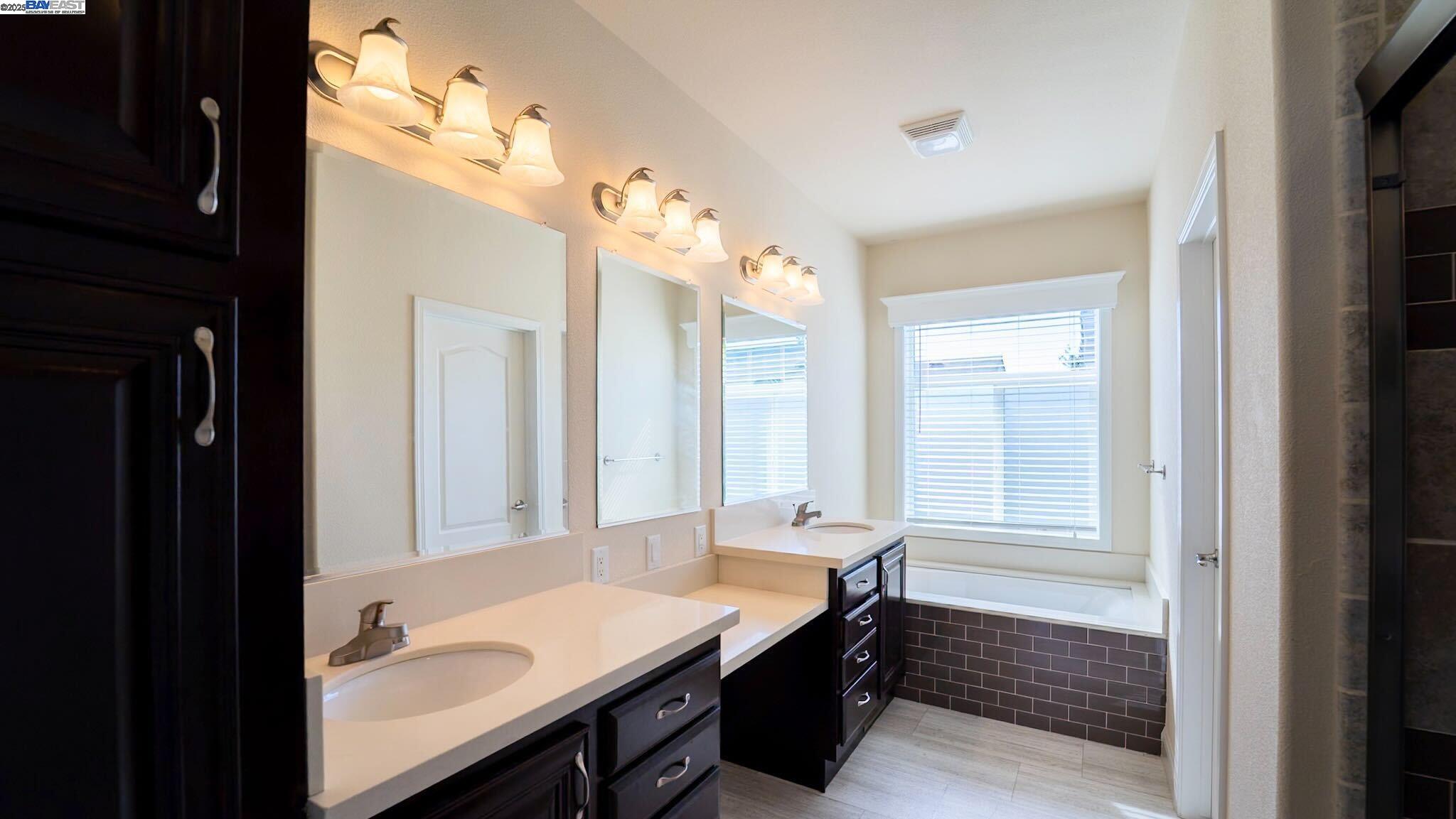 Detail Gallery Image 10 of 19 For 1085 Tasman Dr #207,  Sunnyvale,  CA 94089 - 3 Beds | 2 Baths