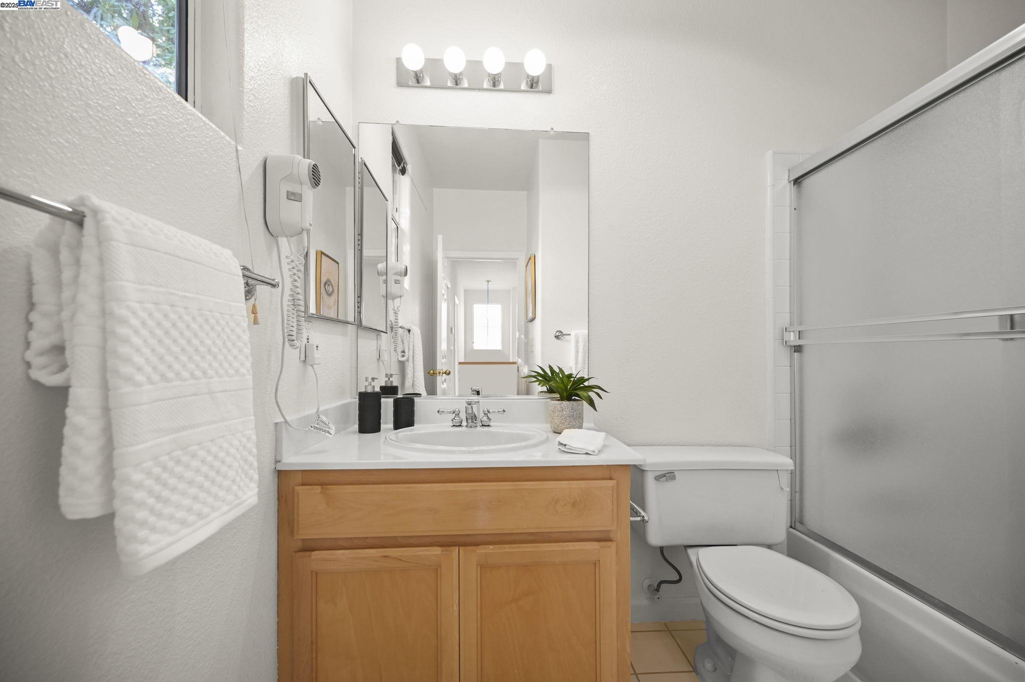 Detail Gallery Image 15 of 36 For 449 Farrel Ct, Mountain View,  CA 94043 - 3 Beds | 2/1 Baths