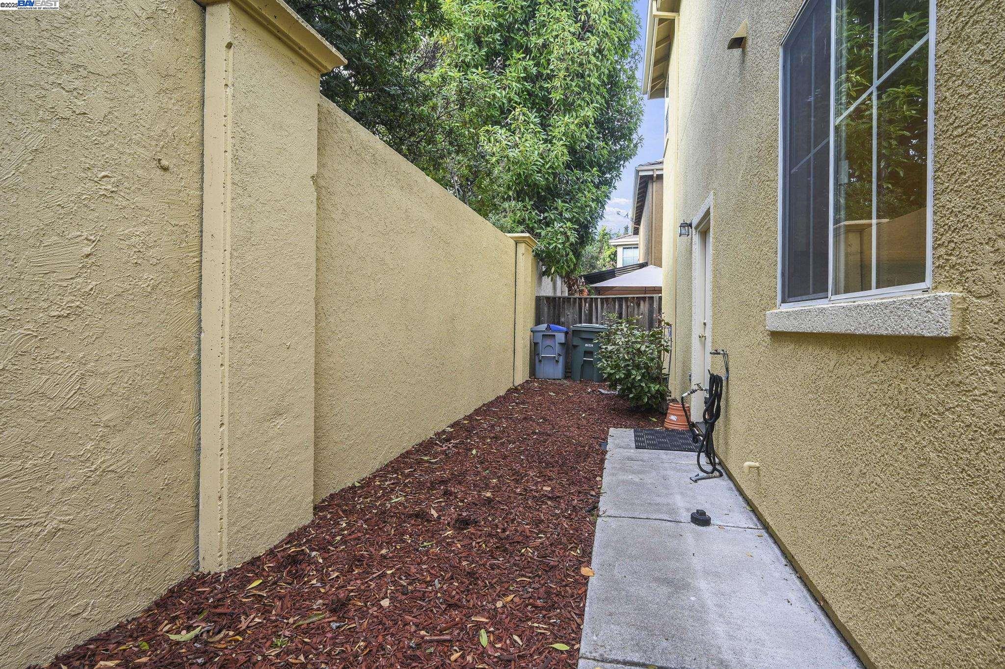 Detail Gallery Image 25 of 36 For 449 Farrel Ct, Mountain View,  CA 94043 - 3 Beds | 2/1 Baths