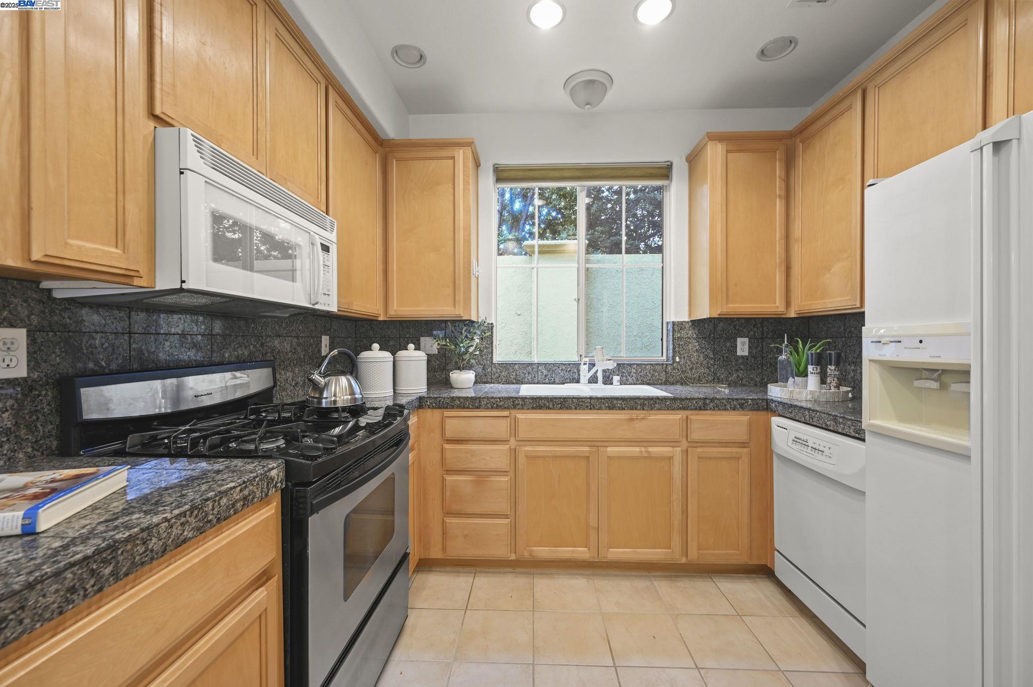 Detail Gallery Image 9 of 36 For 449 Farrel Ct, Mountain View,  CA 94043 - 3 Beds | 2/1 Baths