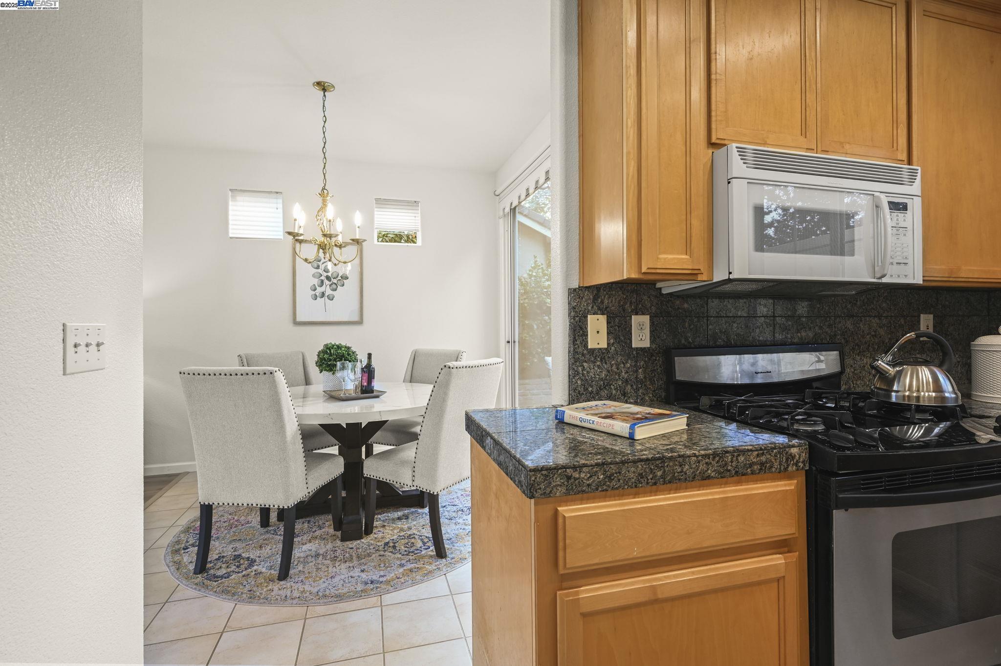Detail Gallery Image 10 of 36 For 449 Farrel Ct, Mountain View,  CA 94043 - 3 Beds | 2/1 Baths