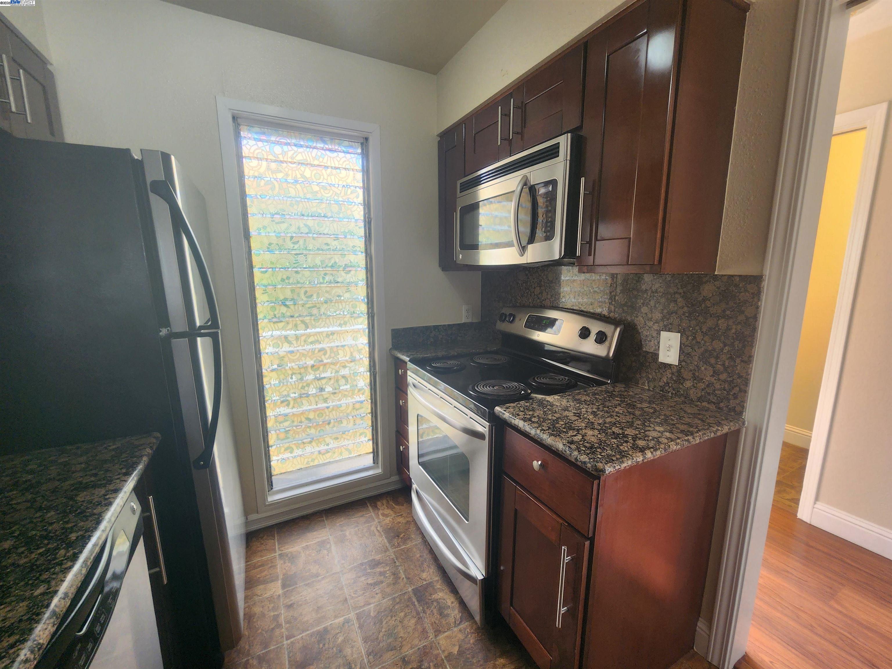 Detail Gallery Image 5 of 31 For 3375 Norton Way #8,  Pleasanton,  CA 94566-6828 - 2 Beds | 1/1 Baths