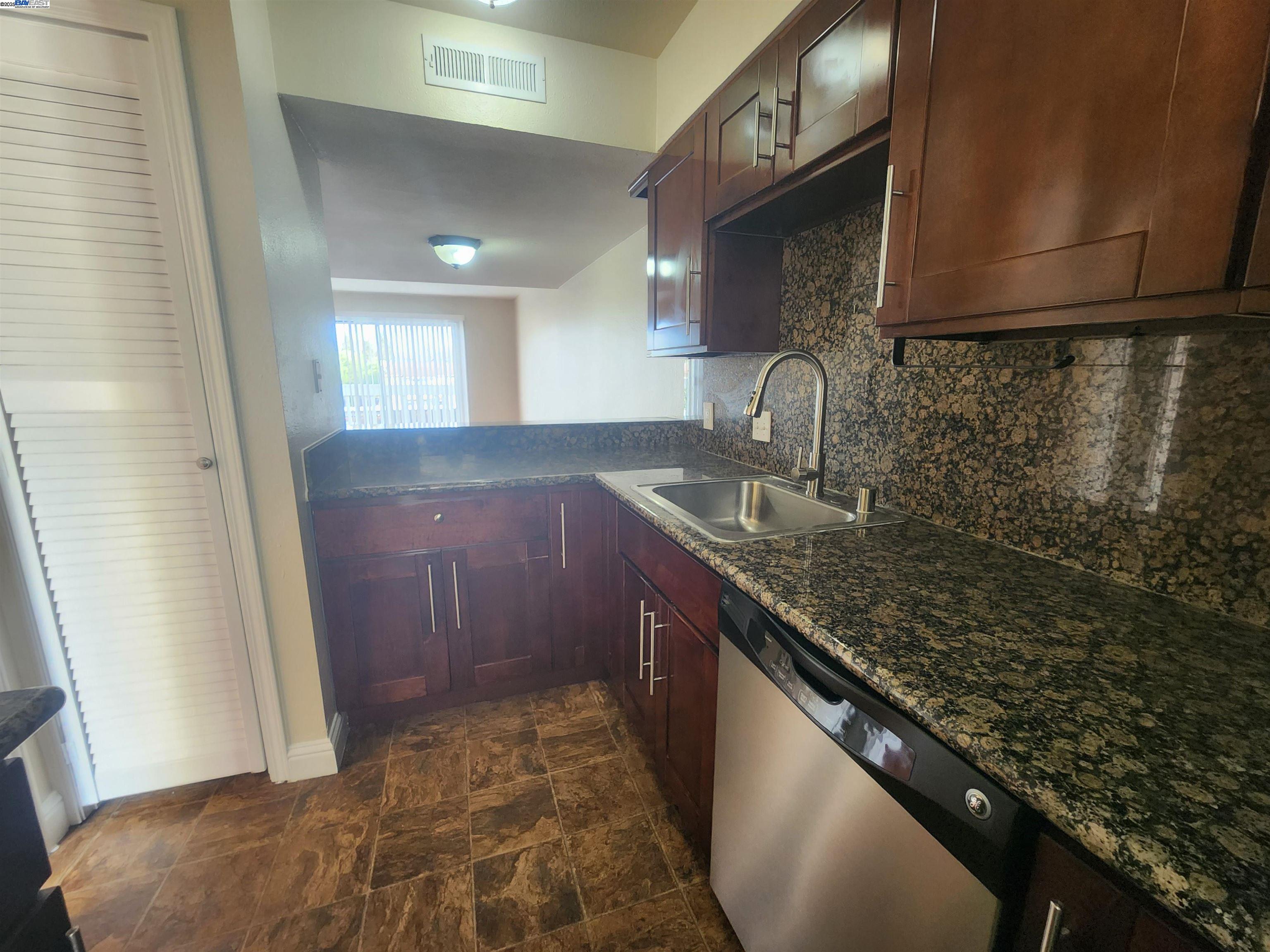 Detail Gallery Image 6 of 31 For 3375 Norton Way #8,  Pleasanton,  CA 94566-6828 - 2 Beds | 1/1 Baths
