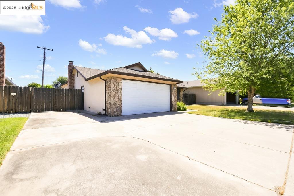 Detail Gallery Image 3 of 29 For 400 Rainier Dr, Lodi,  CA 95242 - 3 Beds | 2 Baths