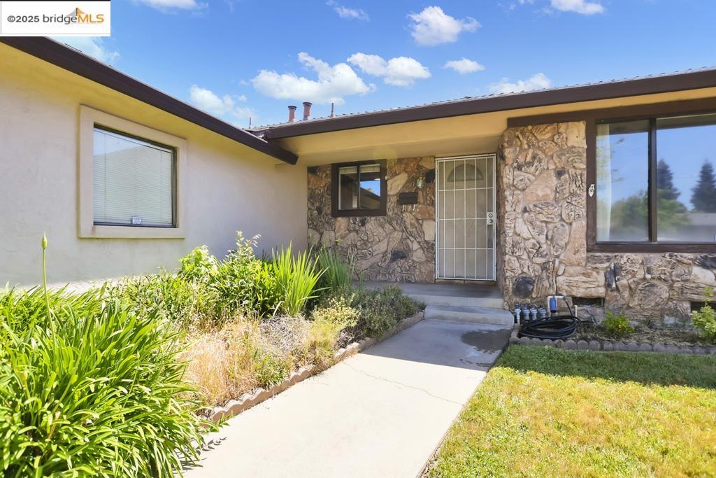 Detail Gallery Image 4 of 29 For 400 Rainier Dr, Lodi,  CA 95242 - 3 Beds | 2 Baths