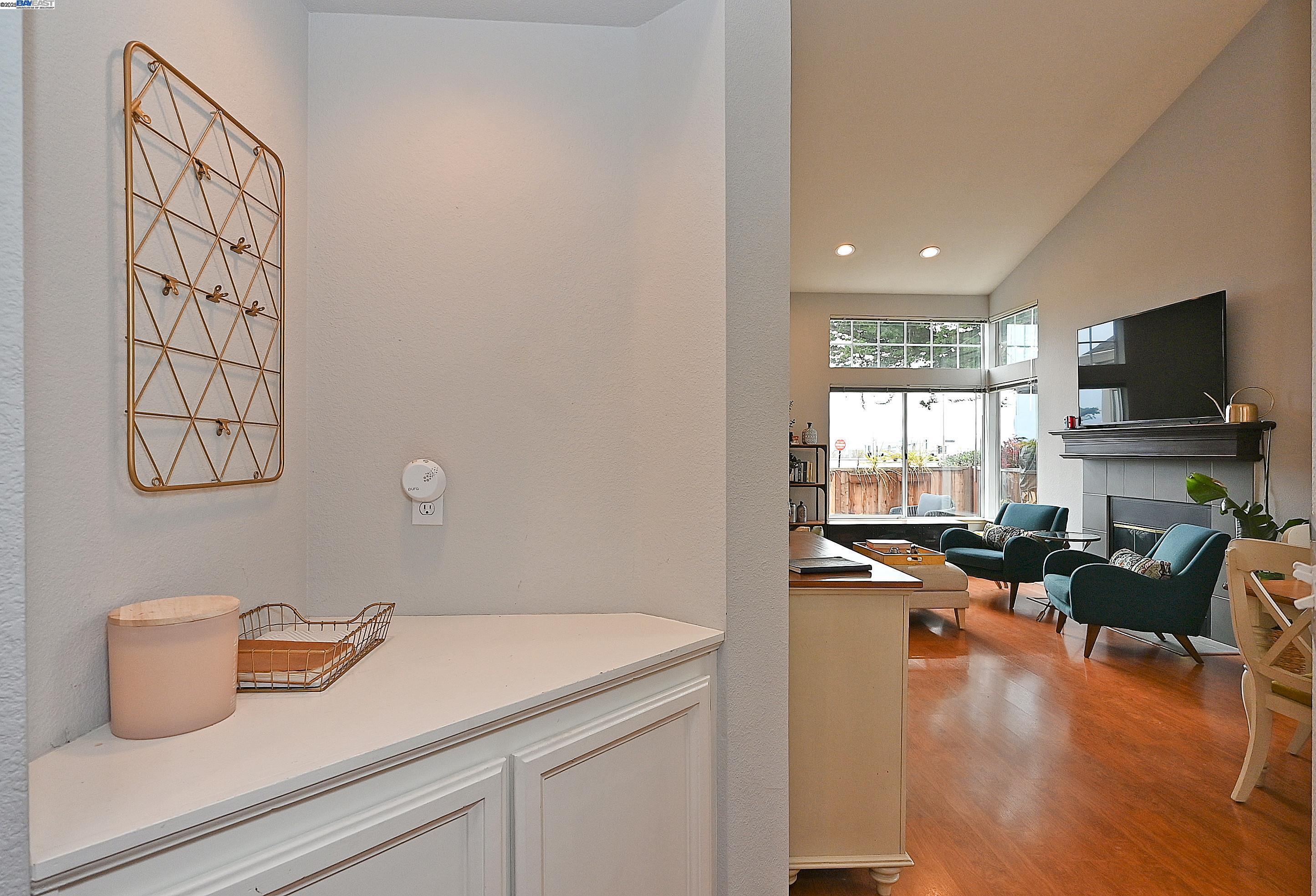 Detail Gallery Image 2 of 23 For 412 Mcdonnel Rd, Alameda,  CA 94502 - 2 Beds | 2 Baths