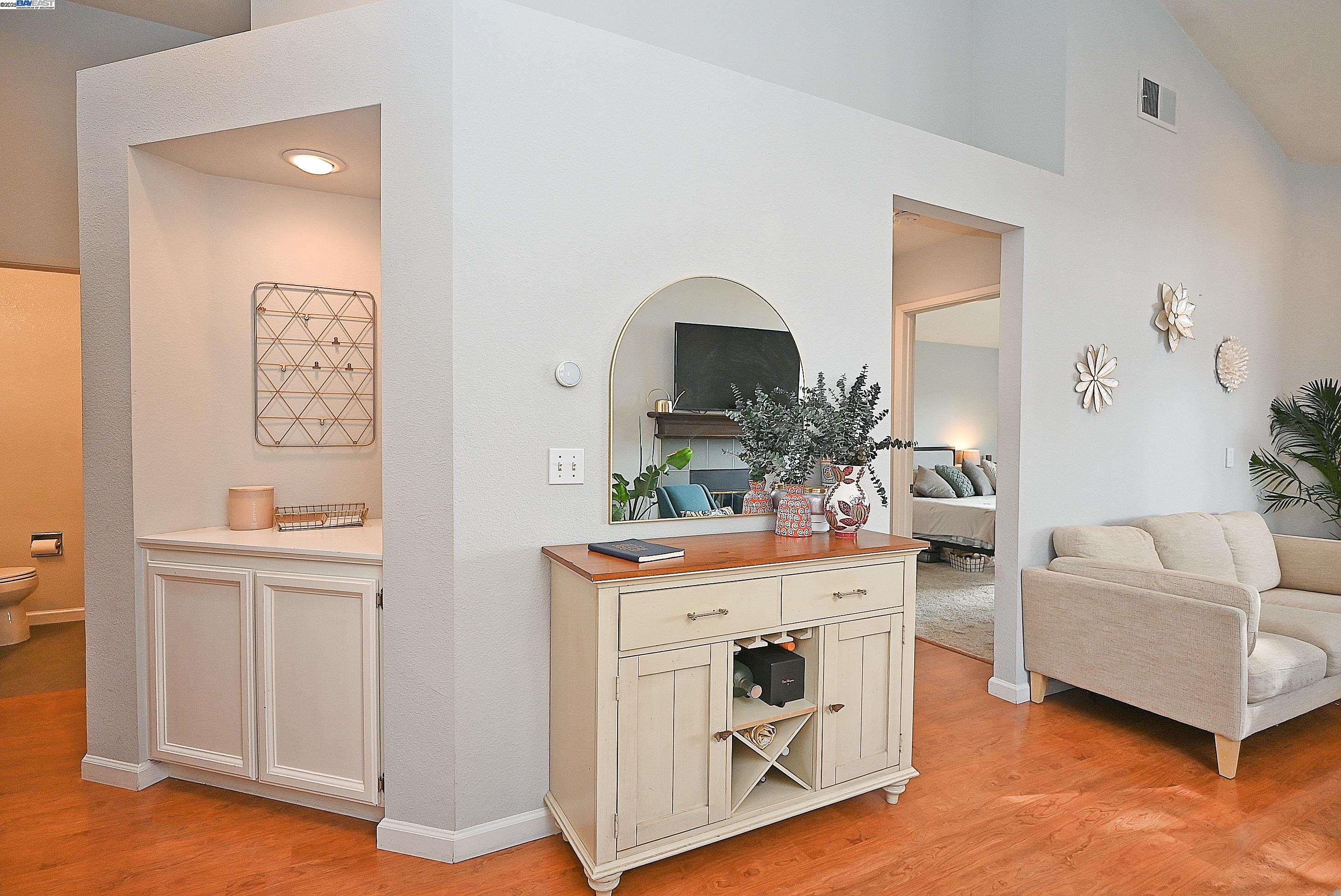 Detail Gallery Image 11 of 23 For 412 Mcdonnel Rd, Alameda,  CA 94502 - 2 Beds | 2 Baths