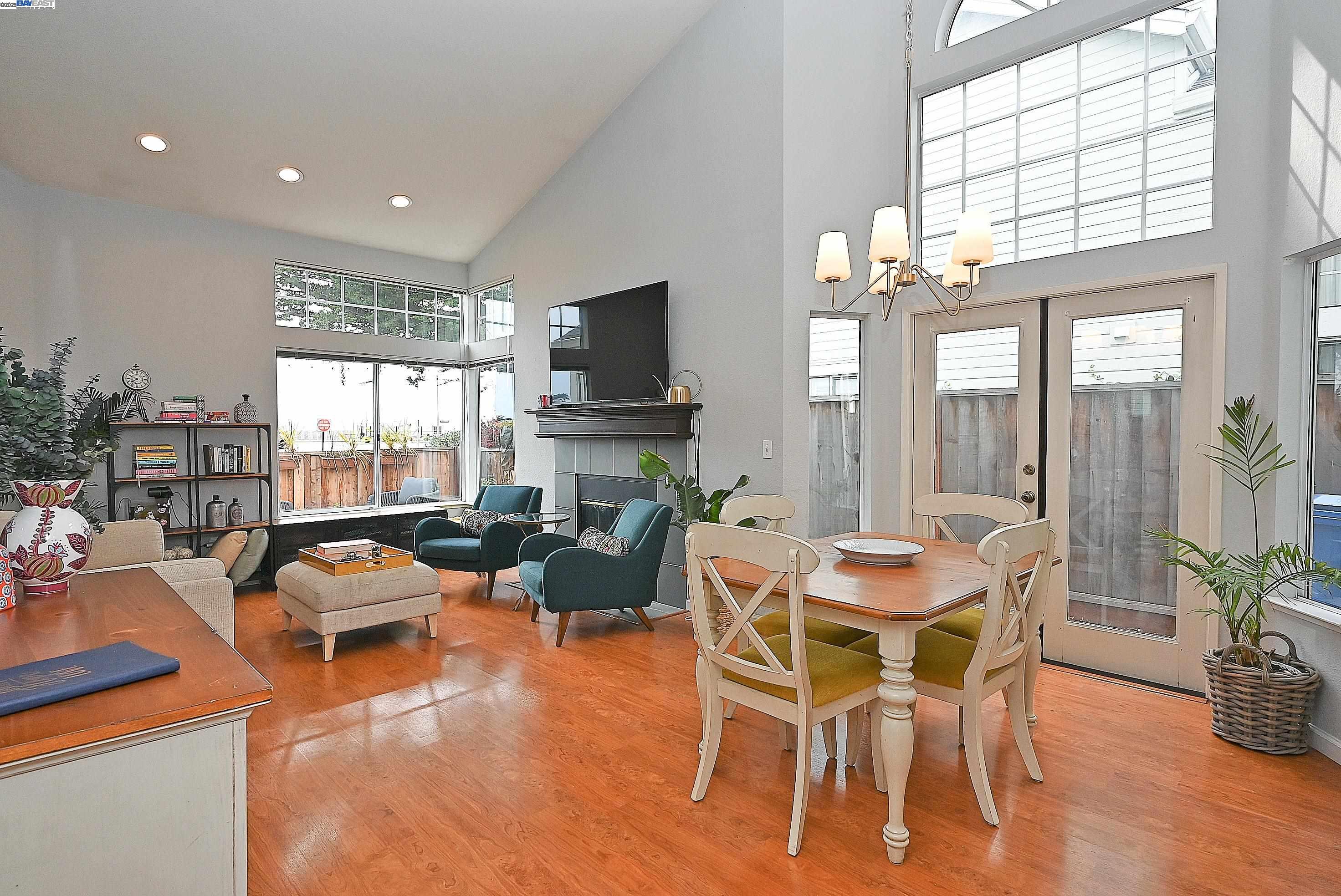 Detail Gallery Image 3 of 23 For 412 Mcdonnel Rd, Alameda,  CA 94502 - 2 Beds | 2 Baths