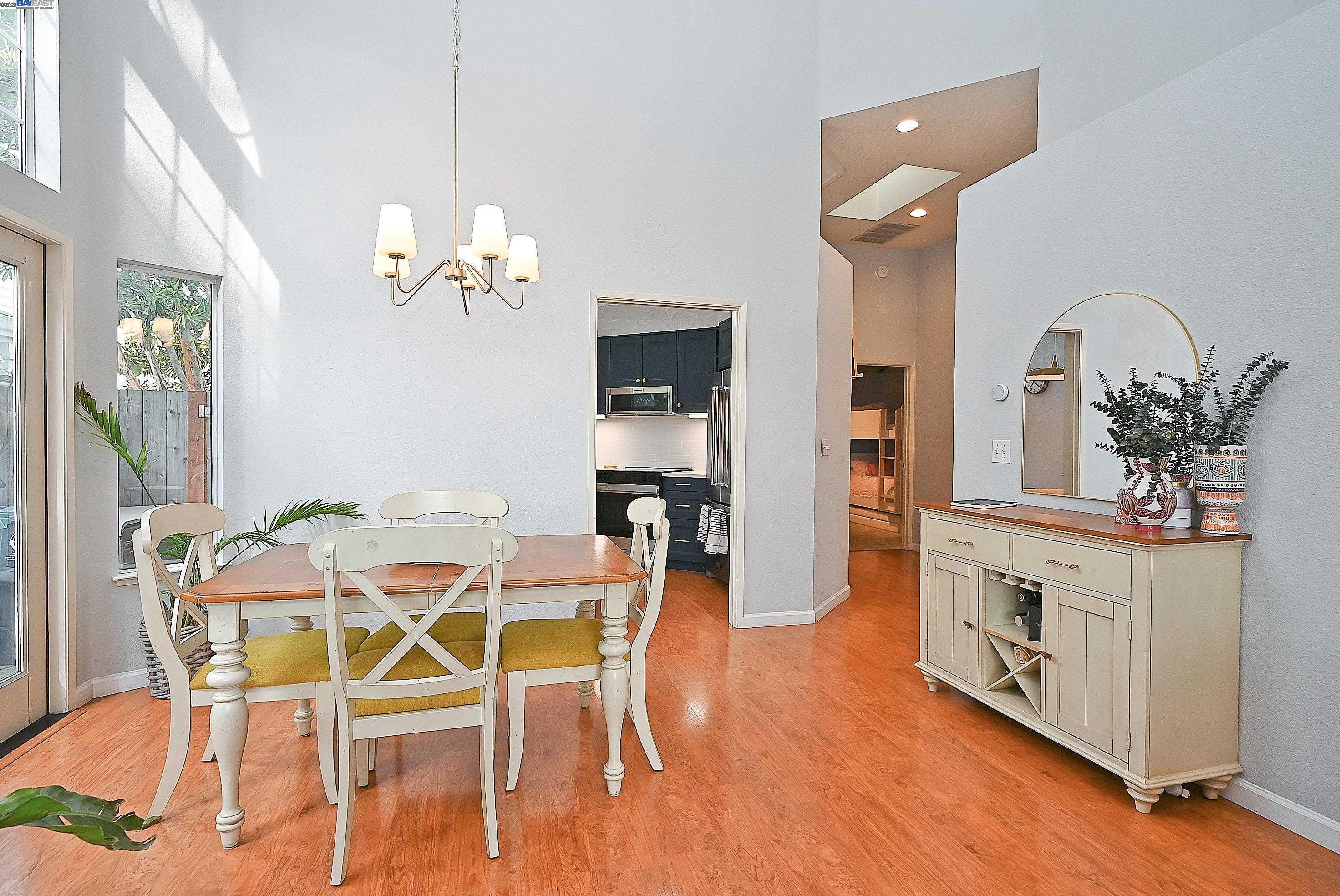Detail Gallery Image 6 of 23 For 412 Mcdonnel Rd, Alameda,  CA 94502 - 2 Beds | 2 Baths