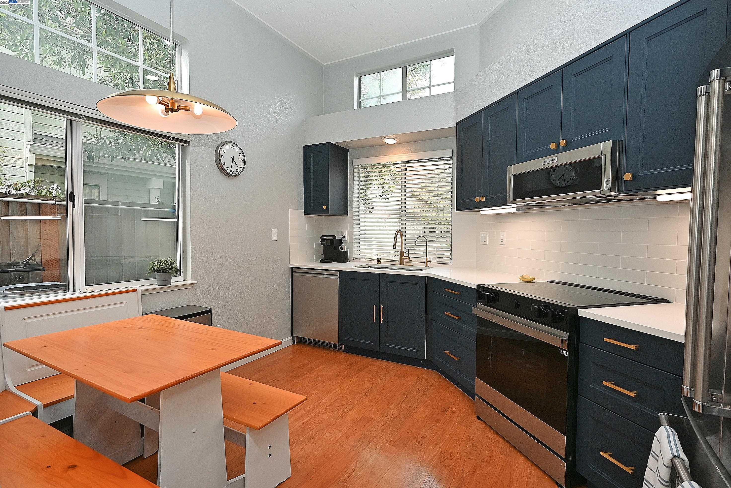 Detail Gallery Image 8 of 23 For 412 Mcdonnel Rd, Alameda,  CA 94502 - 2 Beds | 2 Baths