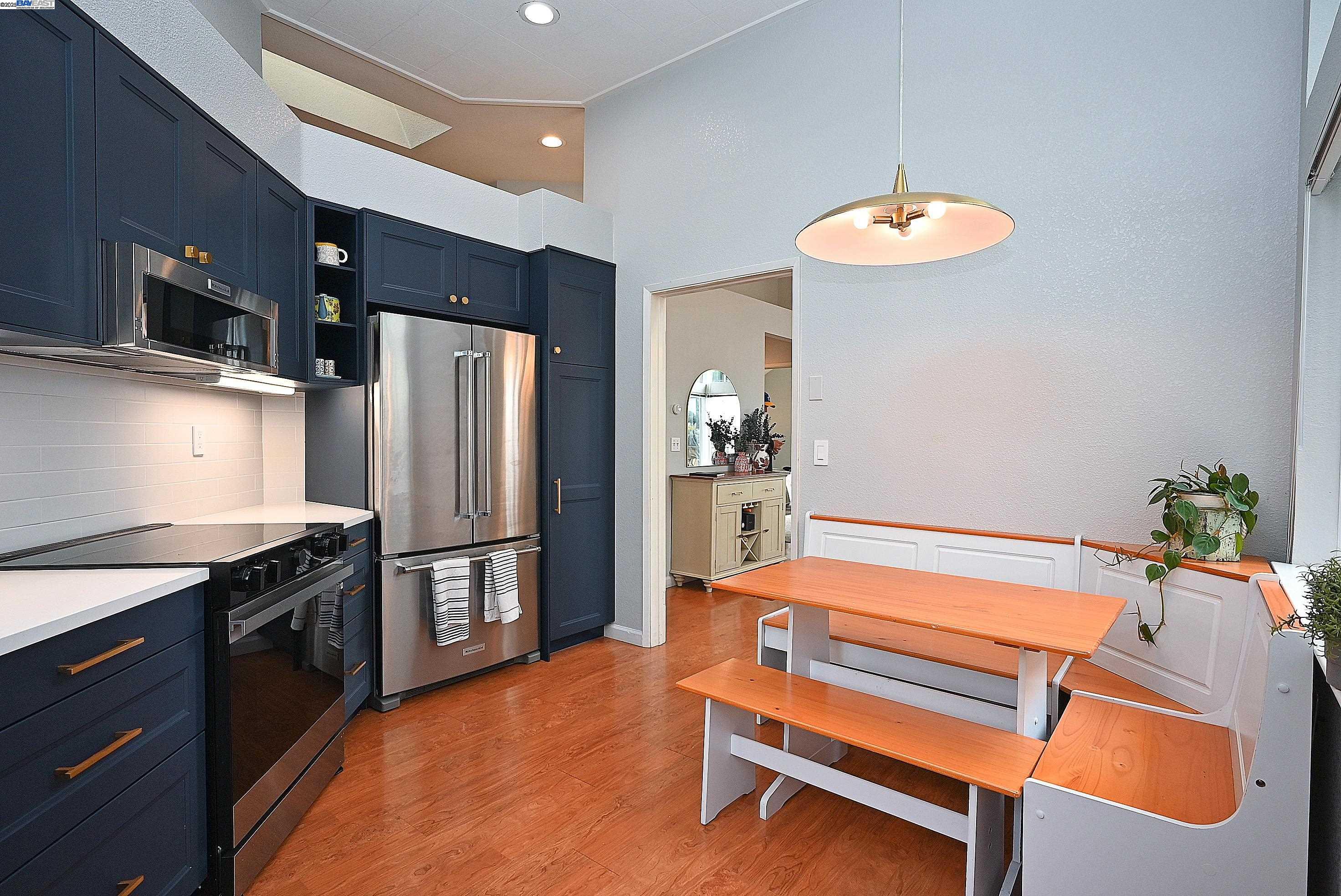 Detail Gallery Image 9 of 23 For 412 Mcdonnel Rd, Alameda,  CA 94502 - 2 Beds | 2 Baths