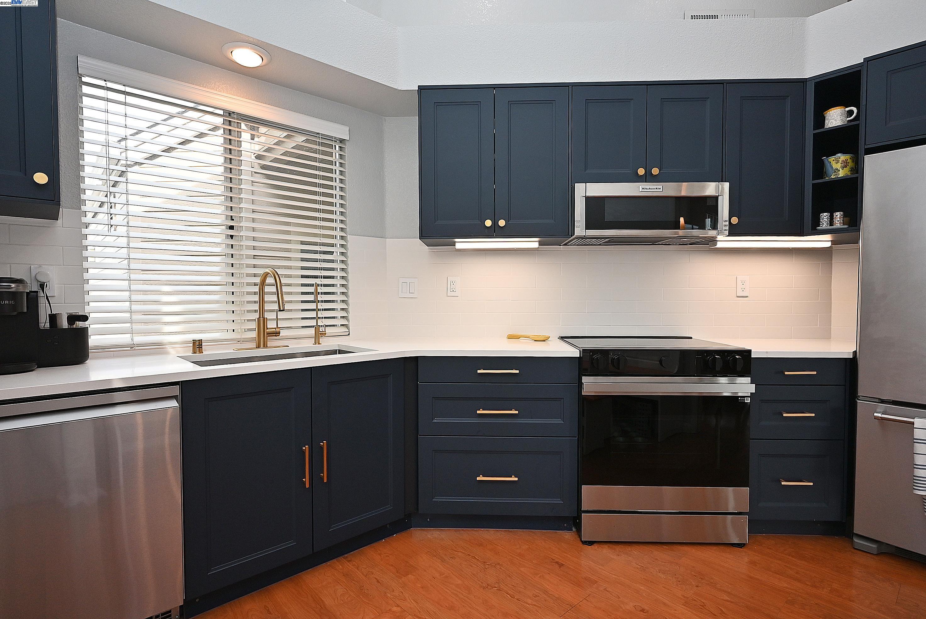 Detail Gallery Image 10 of 23 For 412 Mcdonnel Rd, Alameda,  CA 94502 - 2 Beds | 2 Baths
