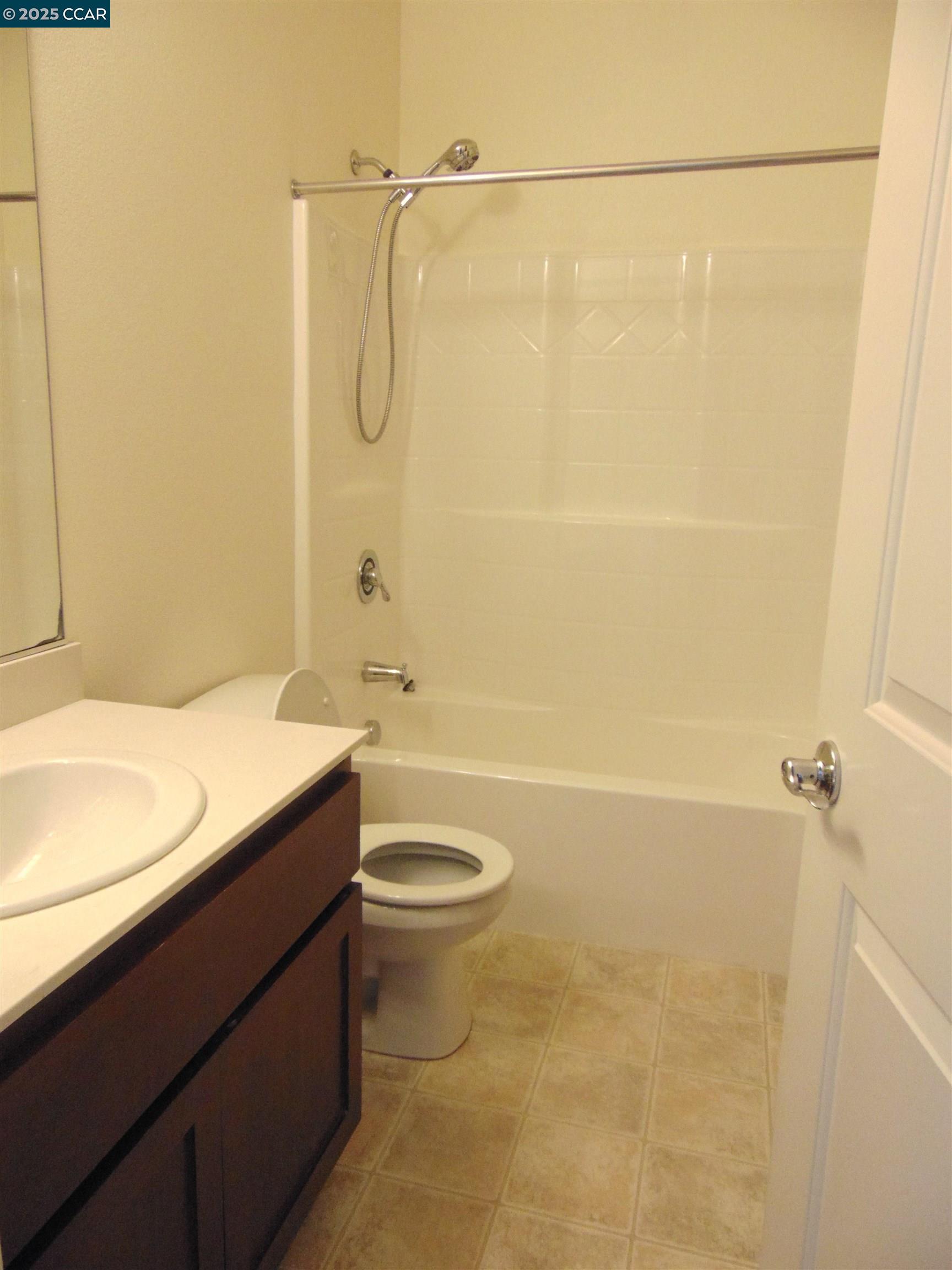 Detail Gallery Image 2 of 19 For 2371 Northshore Dr, Richmond,  CA 94804 - 2 Beds | 2/1 Baths