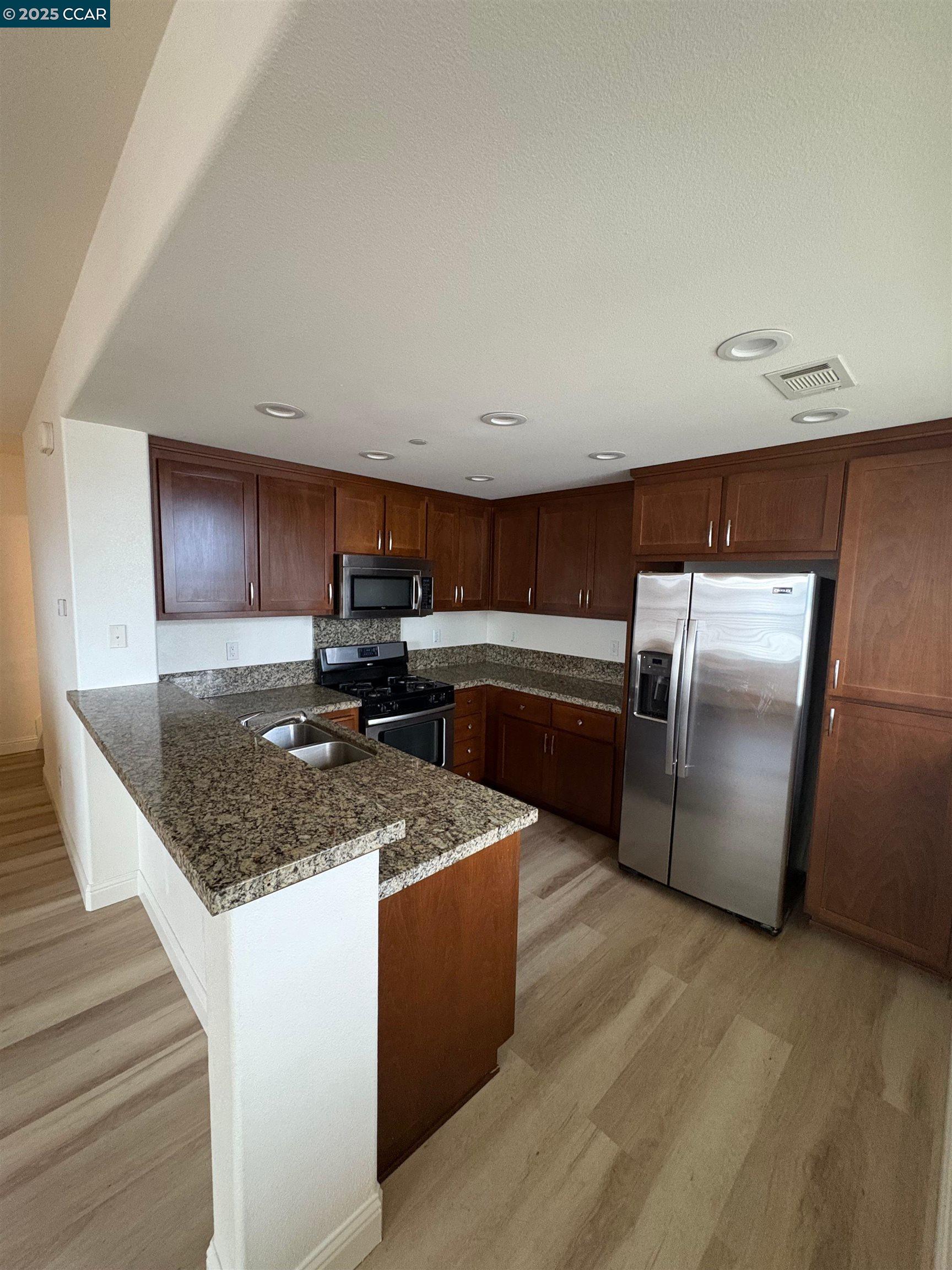 Detail Gallery Image 14 of 19 For 2371 Northshore Dr, Richmond,  CA 94804 - 2 Beds | 2/1 Baths