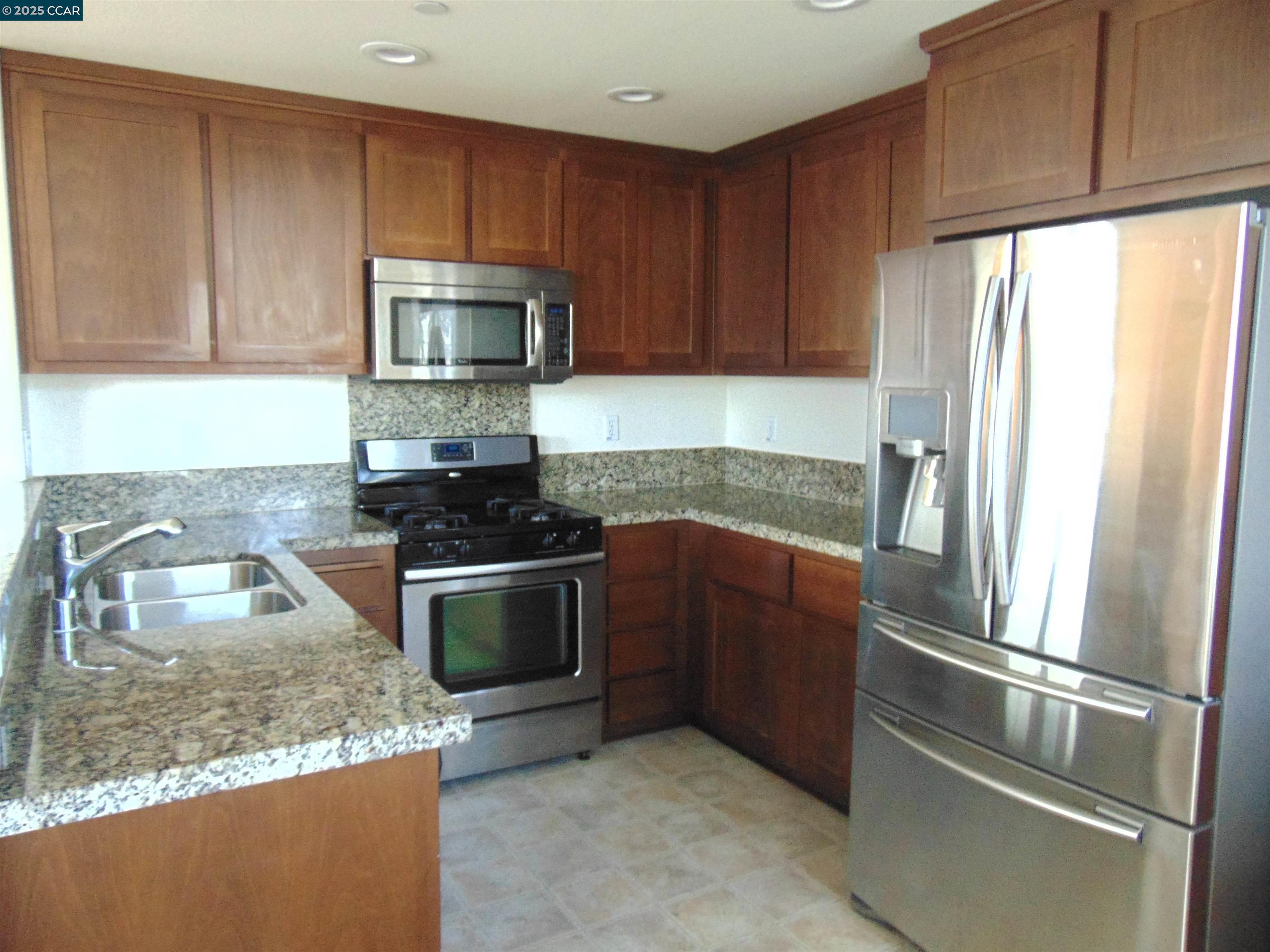 Detail Gallery Image 4 of 19 For 2371 Northshore Dr, Richmond,  CA 94804 - 2 Beds | 2/1 Baths