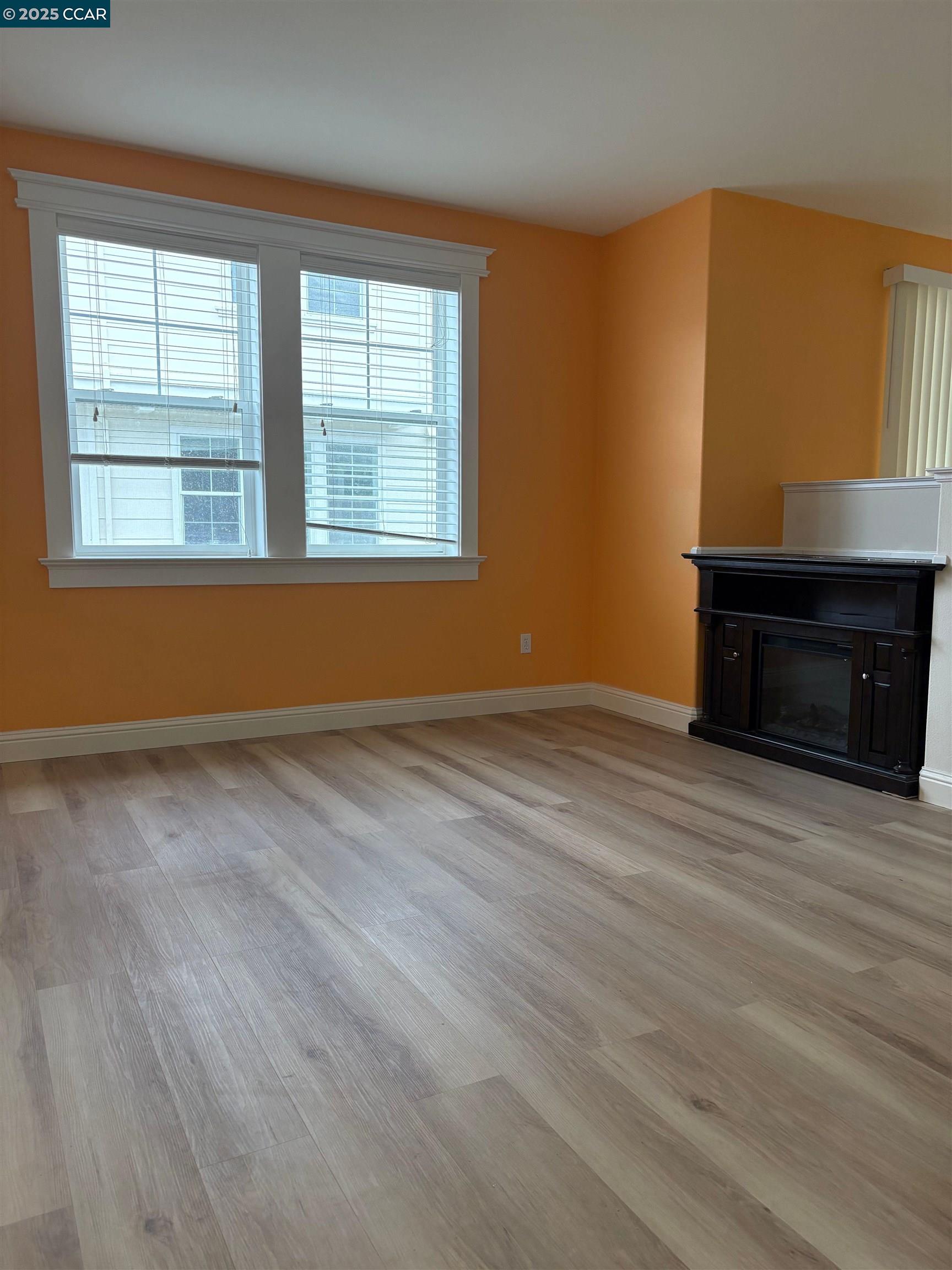 Detail Gallery Image 8 of 19 For 2371 Northshore Dr, Richmond,  CA 94804 - 2 Beds | 2/1 Baths