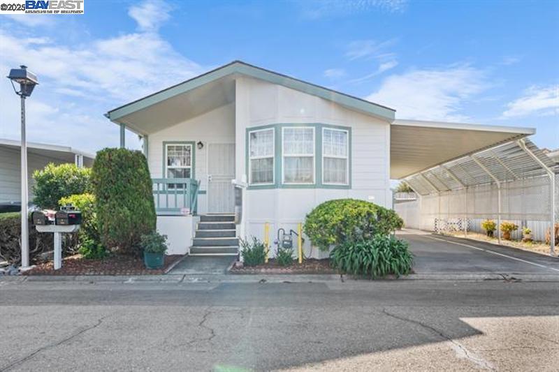Detail Gallery Image 1 of 1 For 1436 Buckingham Way, Hayward,  CA 94544 - 2 Beds | 2 Baths