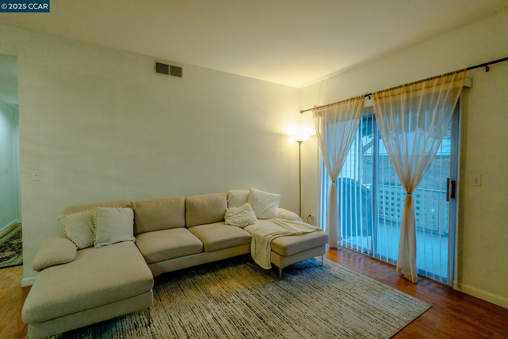Photo #5: 41090817 Listing 