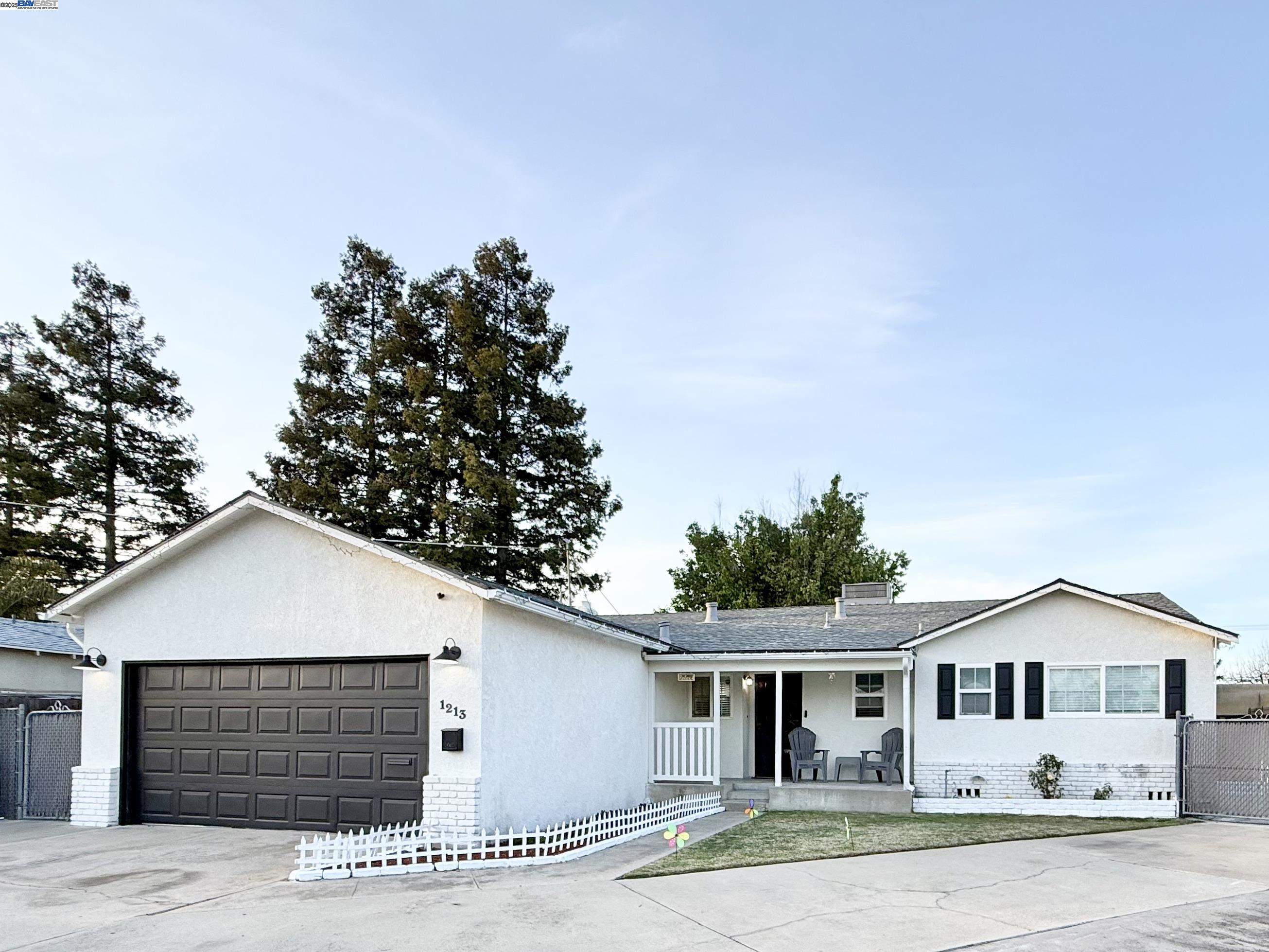 Detail Gallery Image 1 of 17 For 1213 Huntington Dr, Modesto,  CA 95350 - 3 Beds | 2 Baths