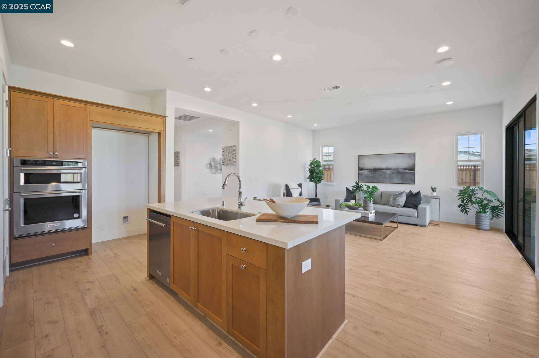Detail Gallery Image 4 of 38 For 1826 Cascade Lane, Tracy,  CA 95377 - 2 Beds | 2 Baths