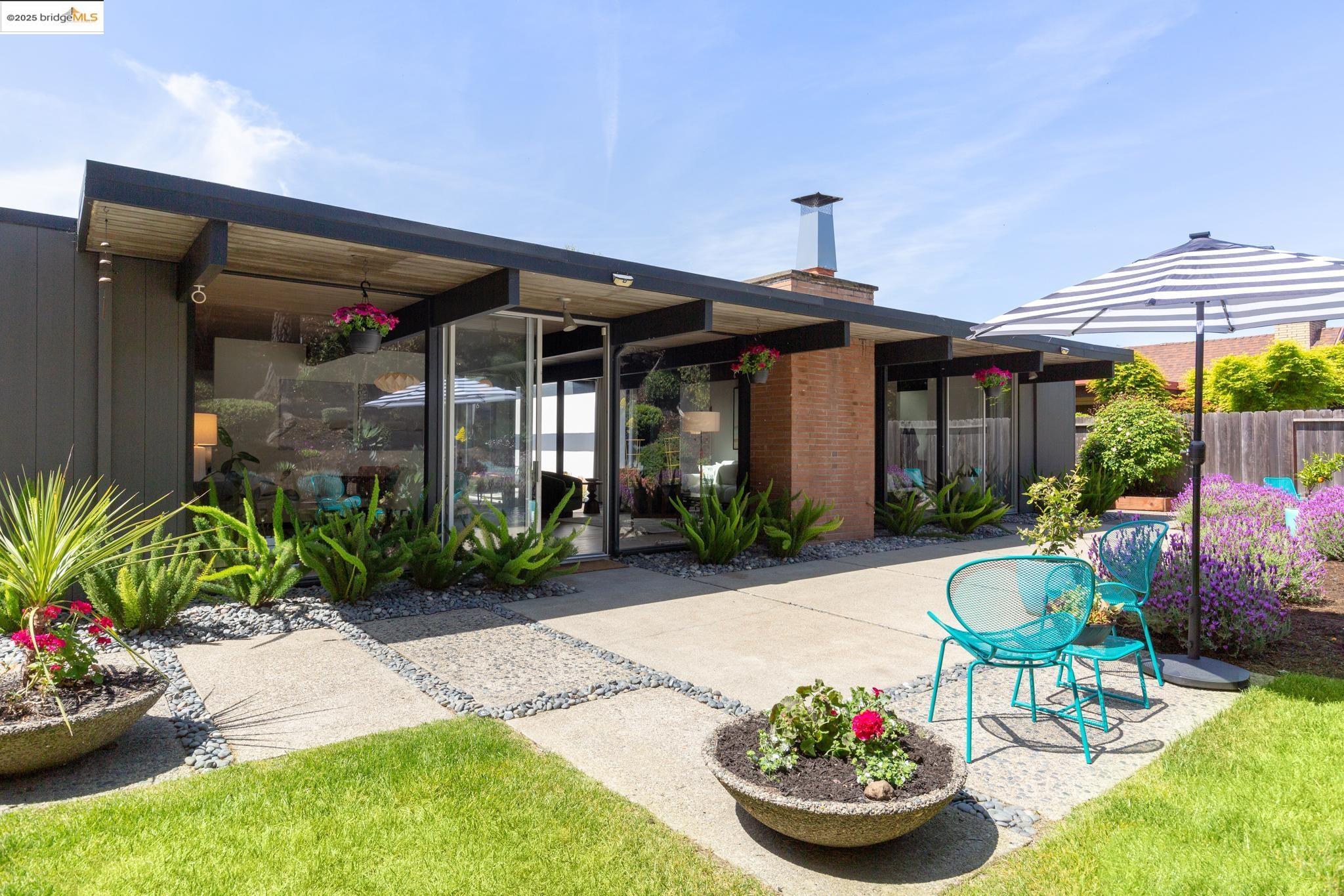 8156 Coach Dr, Oakland, California 94605, 5 Bedrooms Bedrooms, 8 Rooms Rooms,2 BathroomsBathrooms,Residential,For Sale,8156 Coach Dr,41090861