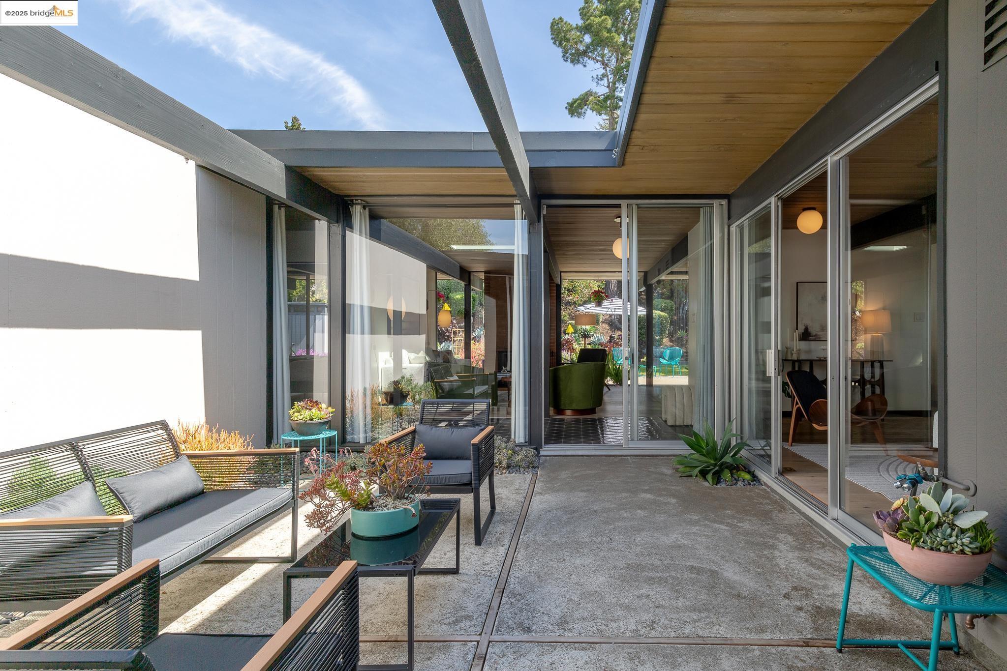 8156 Coach Dr, Oakland, California 94605, 5 Bedrooms Bedrooms, 8 Rooms Rooms,2 BathroomsBathrooms,Residential,For Sale,8156 Coach Dr,41090861