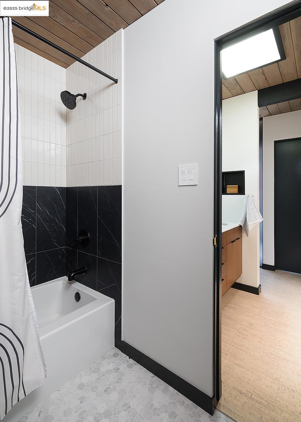 8156 Coach Dr, Oakland, California 94605, 5 Bedrooms Bedrooms, 8 Rooms Rooms,2 BathroomsBathrooms,Residential,For Sale,8156 Coach Dr,41090861
