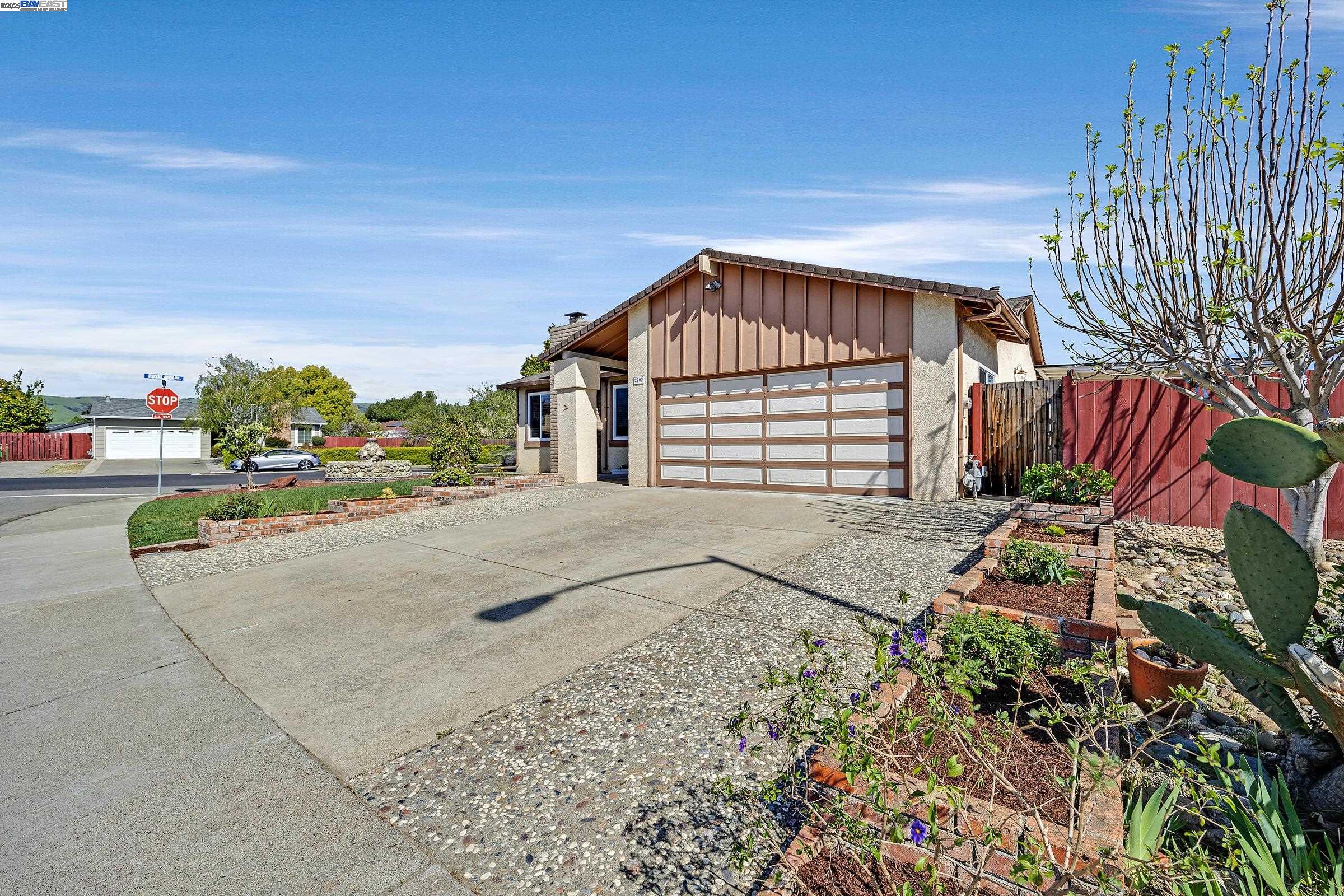 Detail Gallery Image 4 of 41 For 2702 Chinook Ct, Union City,  CA 94587 - 4 Beds | 2 Baths