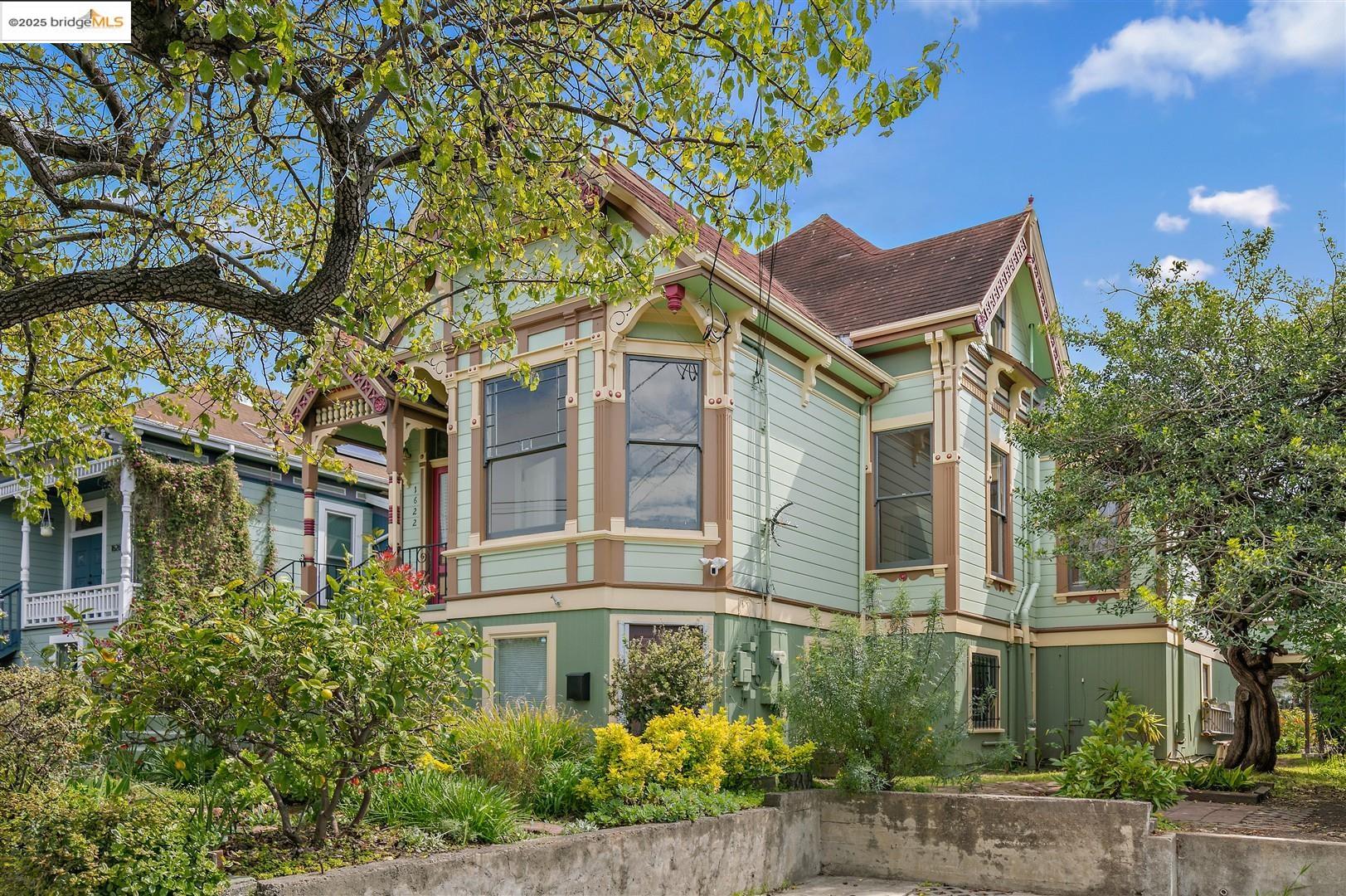 Detail Gallery Image 1 of 1 For 1622 62nd St, Berkeley,  CA 94703 - 3 Beds | 3 Baths
