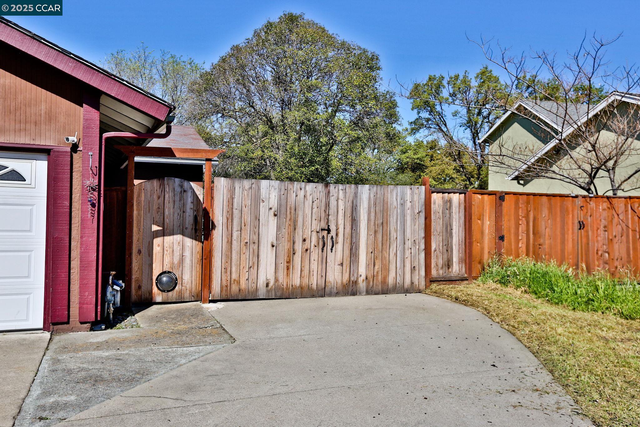 Detail Gallery Image 2 of 22 For 2745 Minert Rd, Concord,  CA 94518 - 3 Beds | 2 Baths