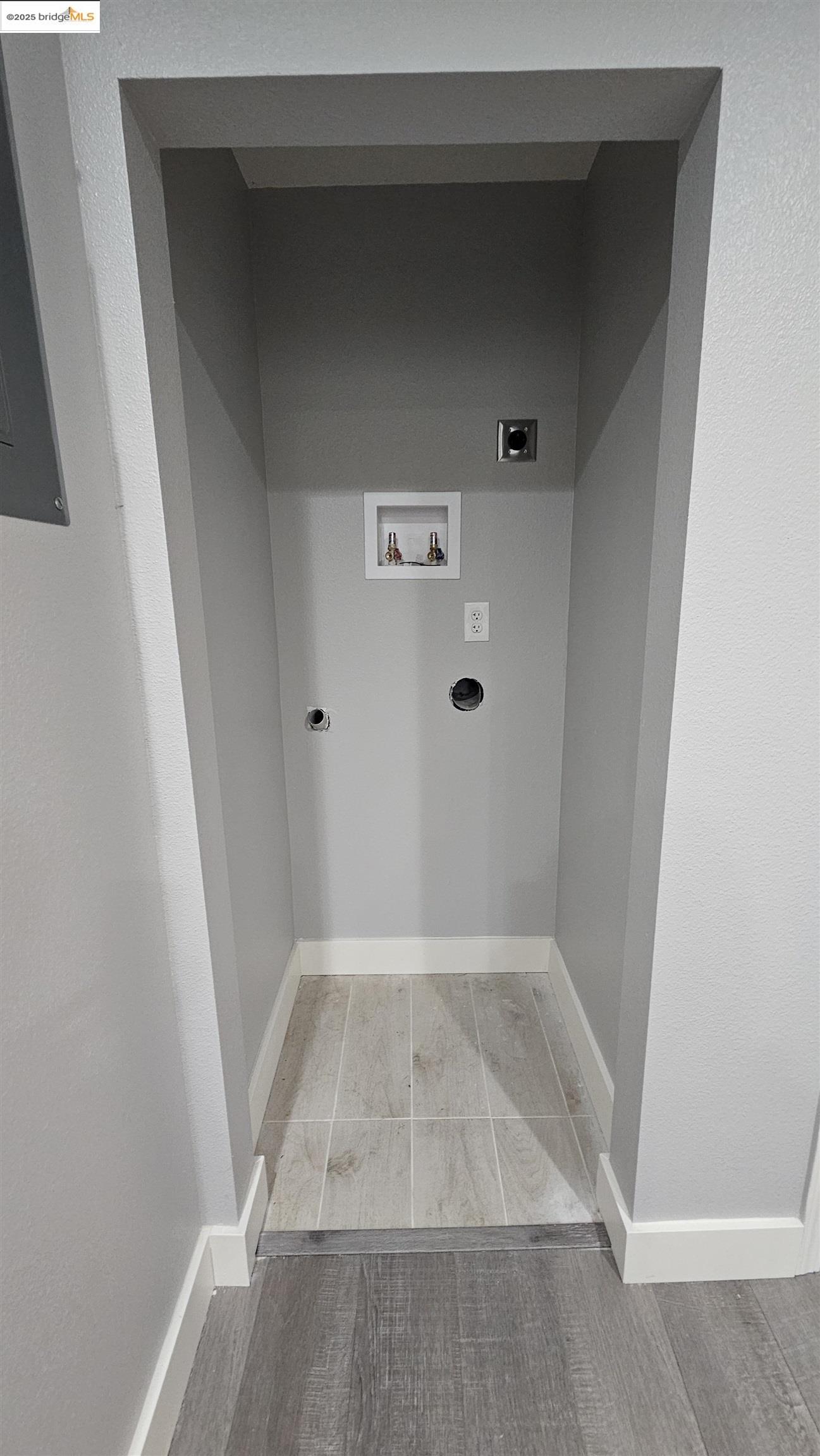 Detail Gallery Image 18 of 22 For 1625 International Blvd, Oakland,  CA 94606 - 3 Beds | 2 Baths