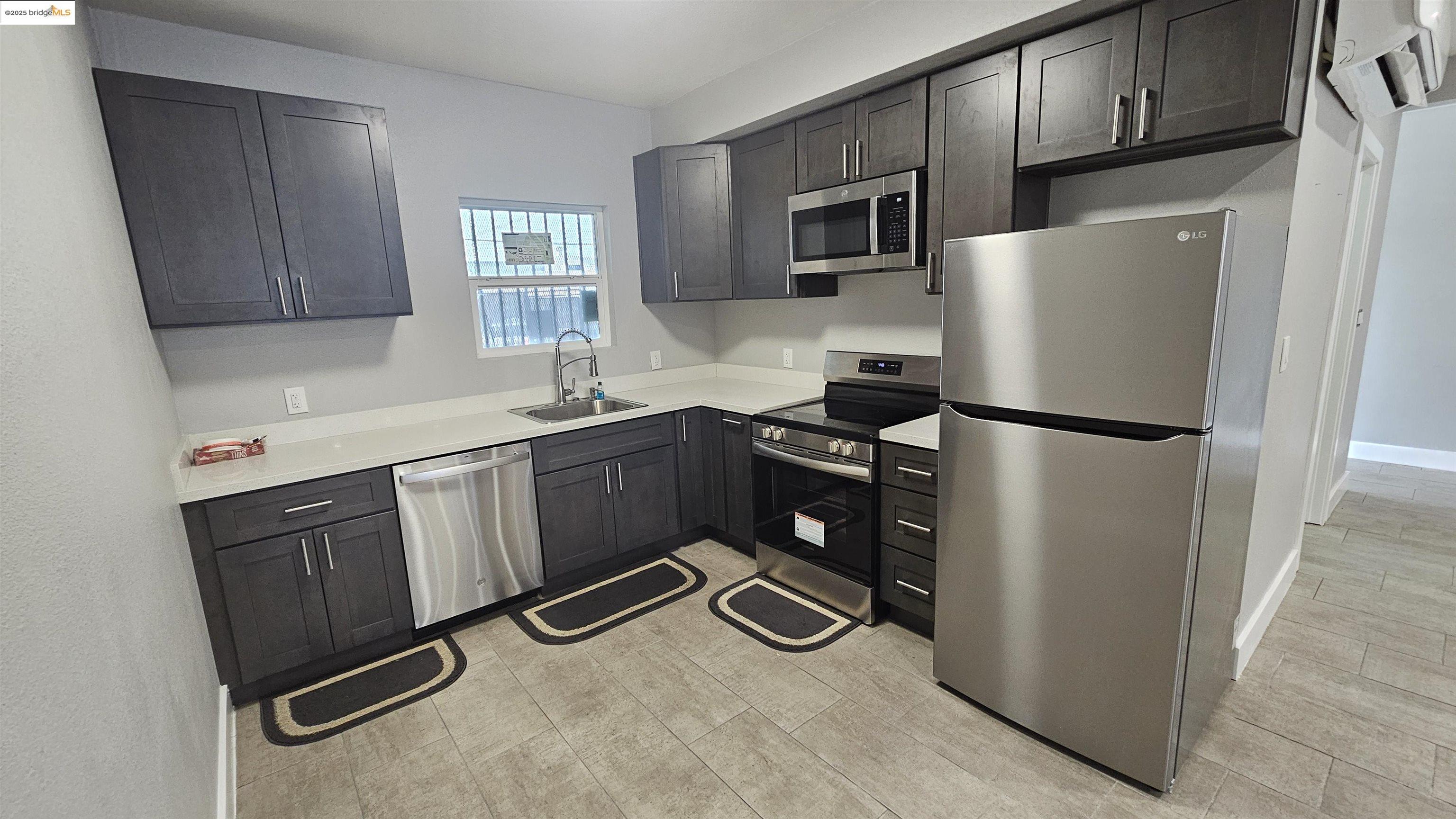 Detail Gallery Image 4 of 22 For 1625 International Blvd, Oakland,  CA 94606 - 3 Beds | 2 Baths