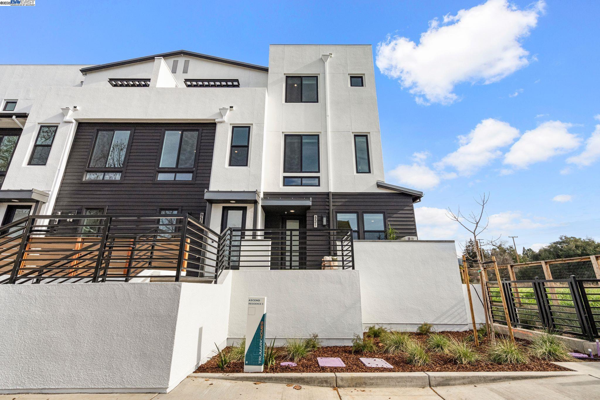 Detail Gallery Image 1 of 40 For 970 E Harcot Court, San Jose,  CA 95133 - 4 Beds | 4 Baths