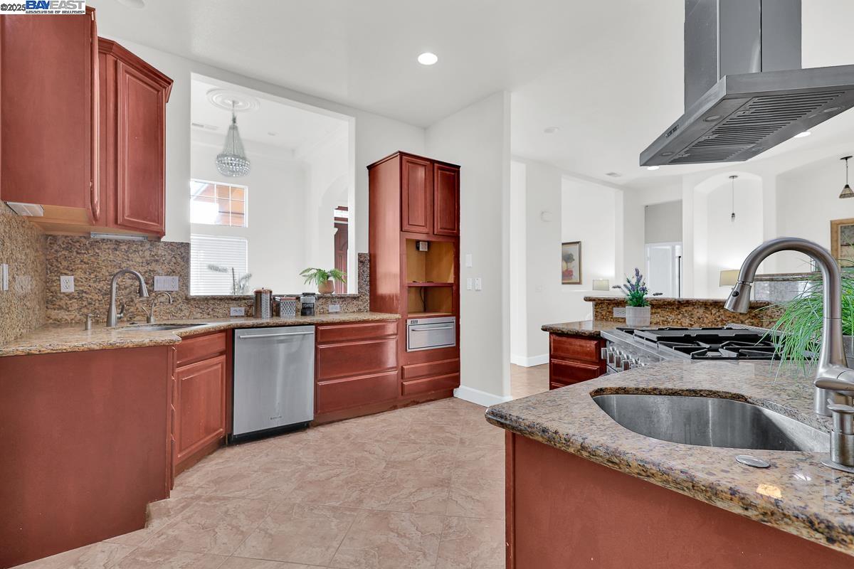 Detail Gallery Image 12 of 57 For 17300 Locust Ave, Patterson,  CA 95363 - 4 Beds | 3 Baths