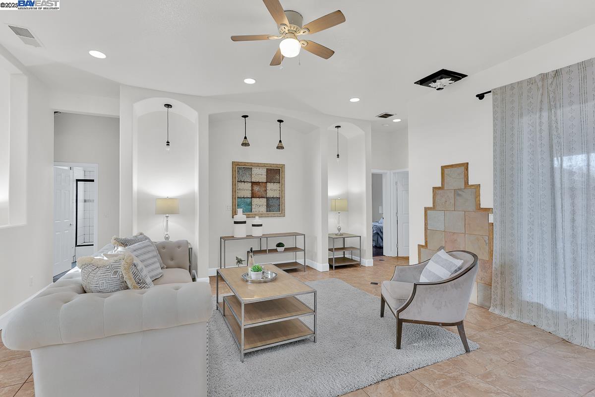 Detail Gallery Image 6 of 57 For 17300 Locust Ave, Patterson,  CA 95363 - 4 Beds | 3 Baths