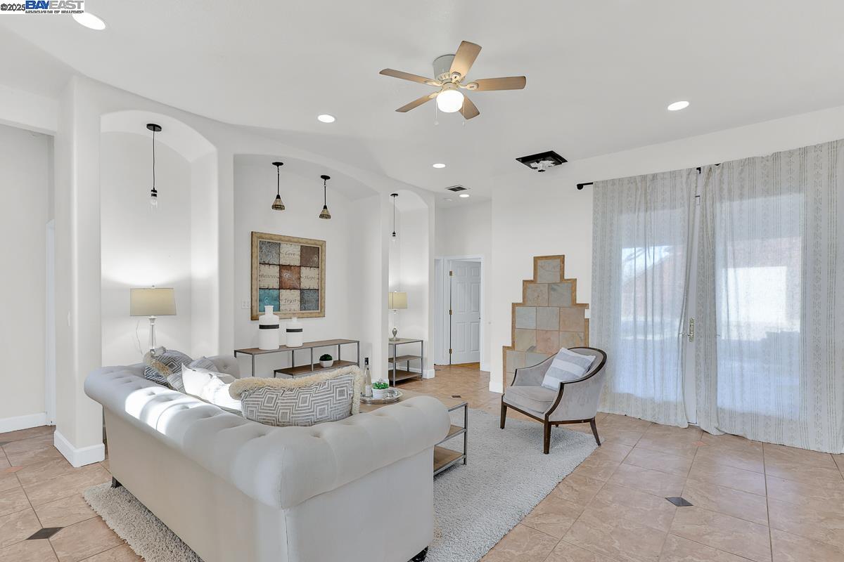 Detail Gallery Image 7 of 57 For 17300 Locust Ave, Patterson,  CA 95363 - 4 Beds | 3 Baths