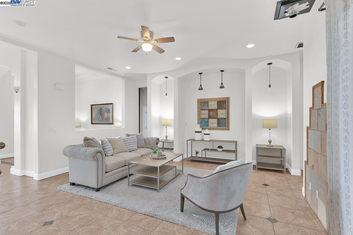 Detail Gallery Image 8 of 57 For 17300 Locust Ave, Patterson,  CA 95363 - 4 Beds | 3 Baths