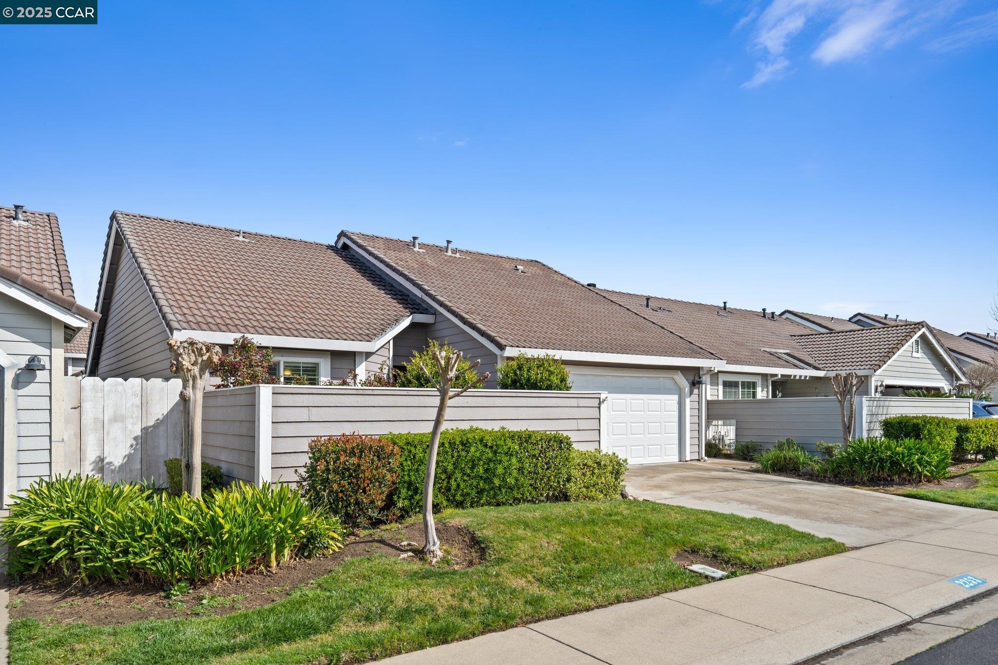 Detail Gallery Image 2 of 49 For 2253 Chelmsford Dr, Modesto,  CA 95356 - 2 Beds | 2 Baths