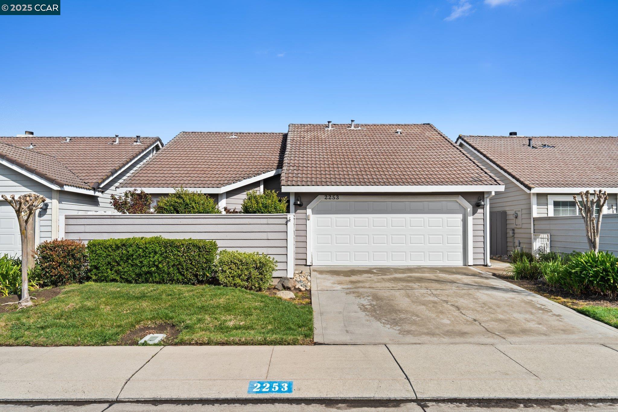 Detail Gallery Image 3 of 49 For 2253 Chelmsford Dr, Modesto,  CA 95356 - 2 Beds | 2 Baths