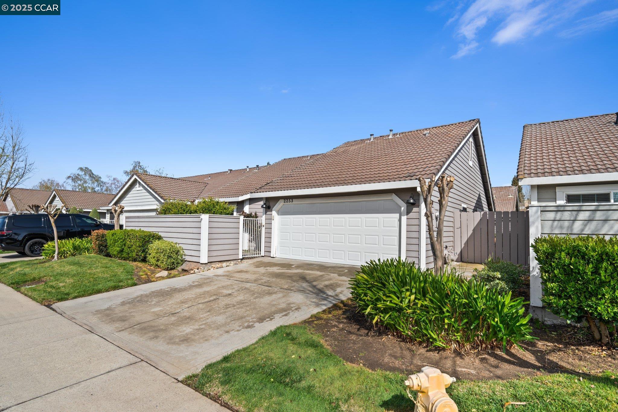 Detail Gallery Image 4 of 49 For 2253 Chelmsford Dr, Modesto,  CA 95356 - 2 Beds | 2 Baths