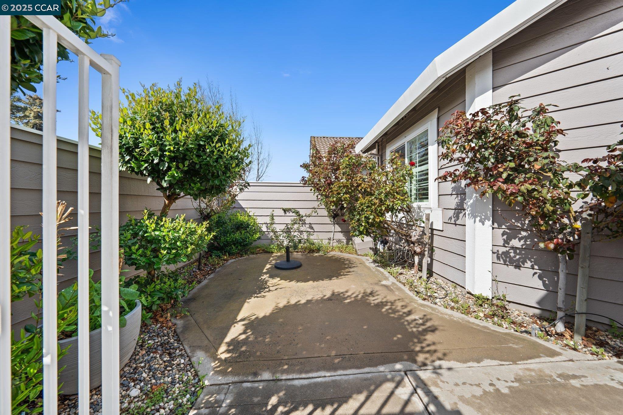 Detail Gallery Image 5 of 49 For 2253 Chelmsford Dr, Modesto,  CA 95356 - 2 Beds | 2 Baths
