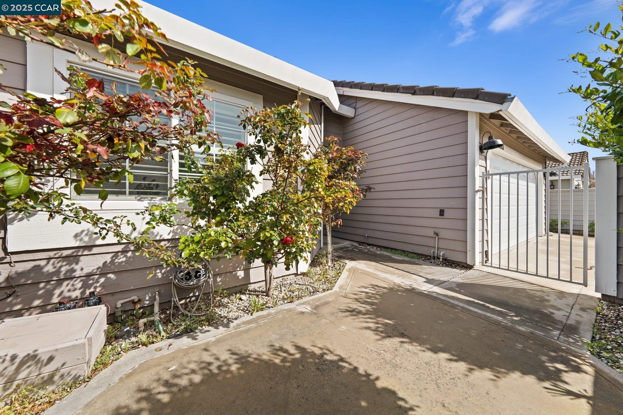 Detail Gallery Image 7 of 49 For 2253 Chelmsford Dr, Modesto,  CA 95356 - 2 Beds | 2 Baths