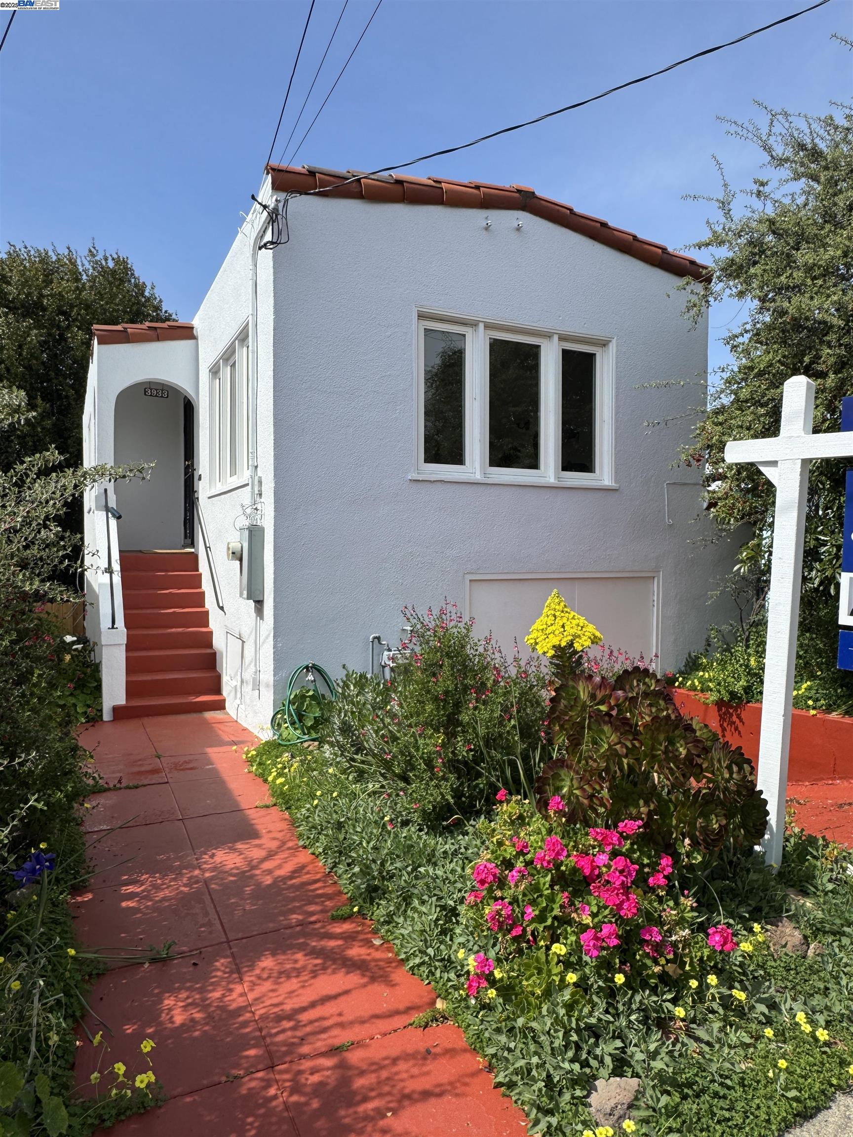 Detail Gallery Image 1 of 1 For 3933 Lincoln Ave, Oakland,  CA 94602 - 2 Beds | 1 Baths