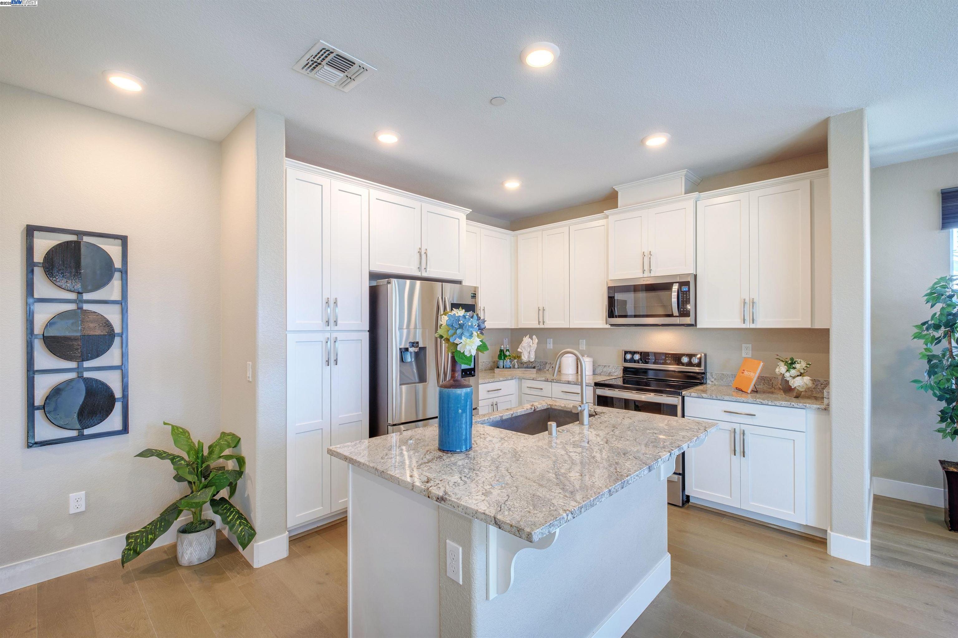 Detail Gallery Image 10 of 47 For 47 Tidal Way, San Mateo,  CA 94401 - 2 Beds | 2/1 Baths