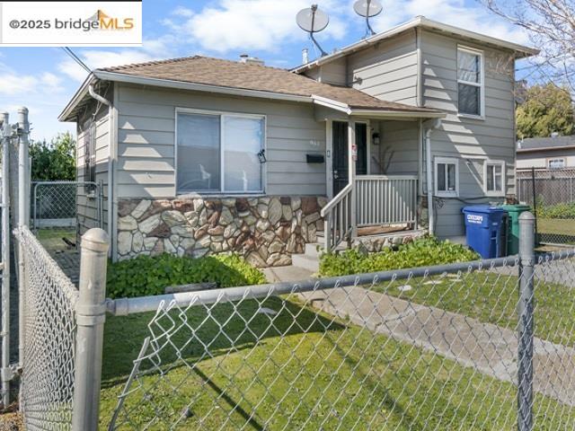 Detail Gallery Image 1 of 11 For 961 71st Ave, Oakland,  CA 94621 - 3 Beds | 1/1 Baths