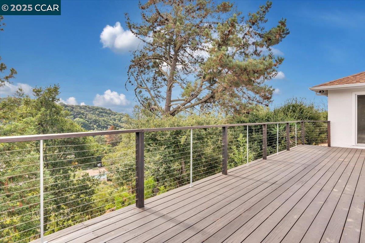 Detail Gallery Image 1 of 1 For 175 Sequoyah View Drive, Oakland,  CA 94605 - 3 Beds | 2 Baths