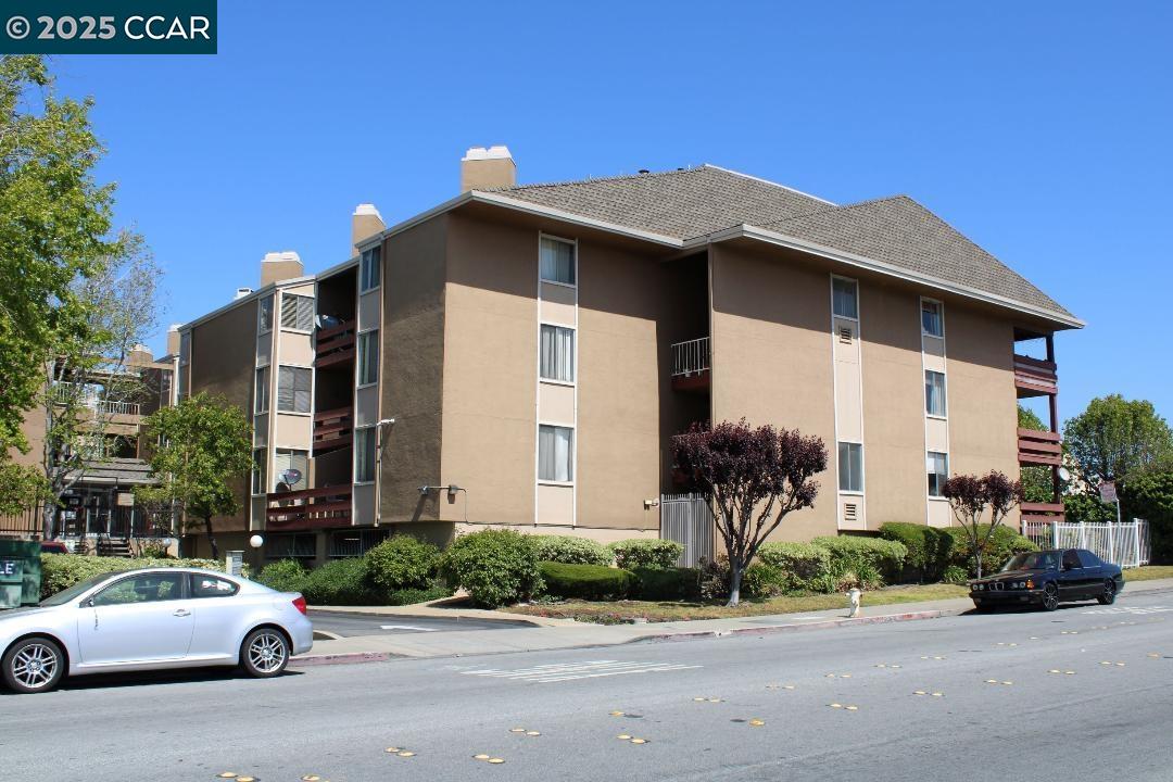 Detail Gallery Image 1 of 26 For 2121 Vale Rd #319,  San Pablo,  CA 94806 - 3 Beds | 2 Baths