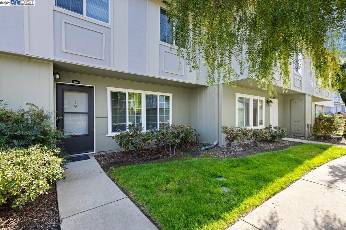 Browse active condo listings in LAS POSITAS