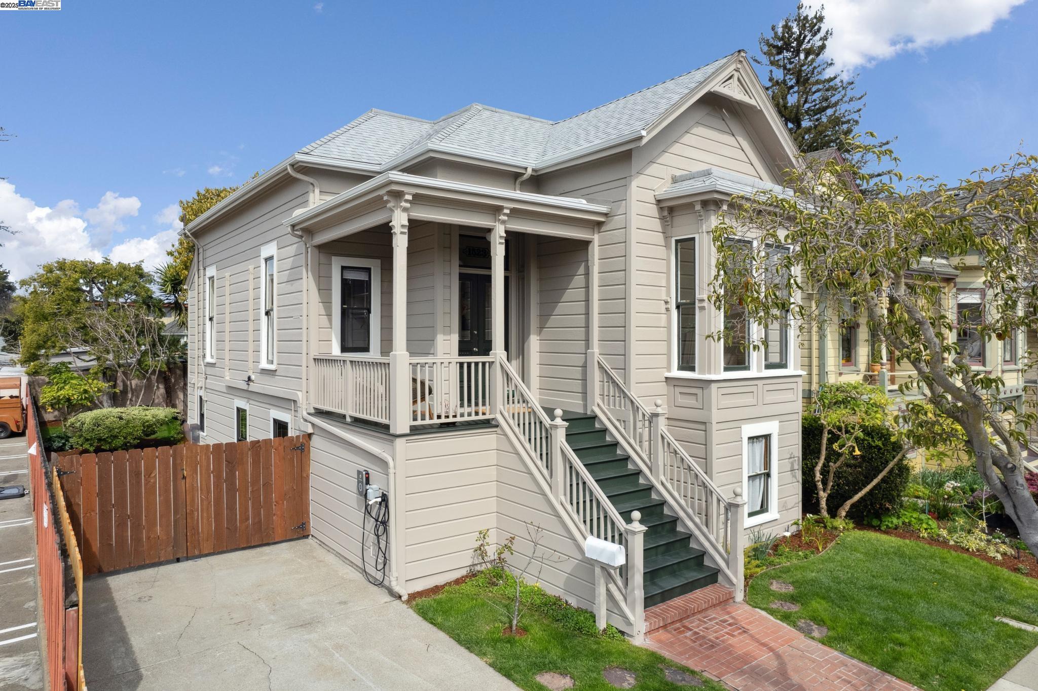 Detail Gallery Image 1 of 1 For 1523 Walnut St, Alameda,  CA 94501 - 4 Beds | 2 Baths