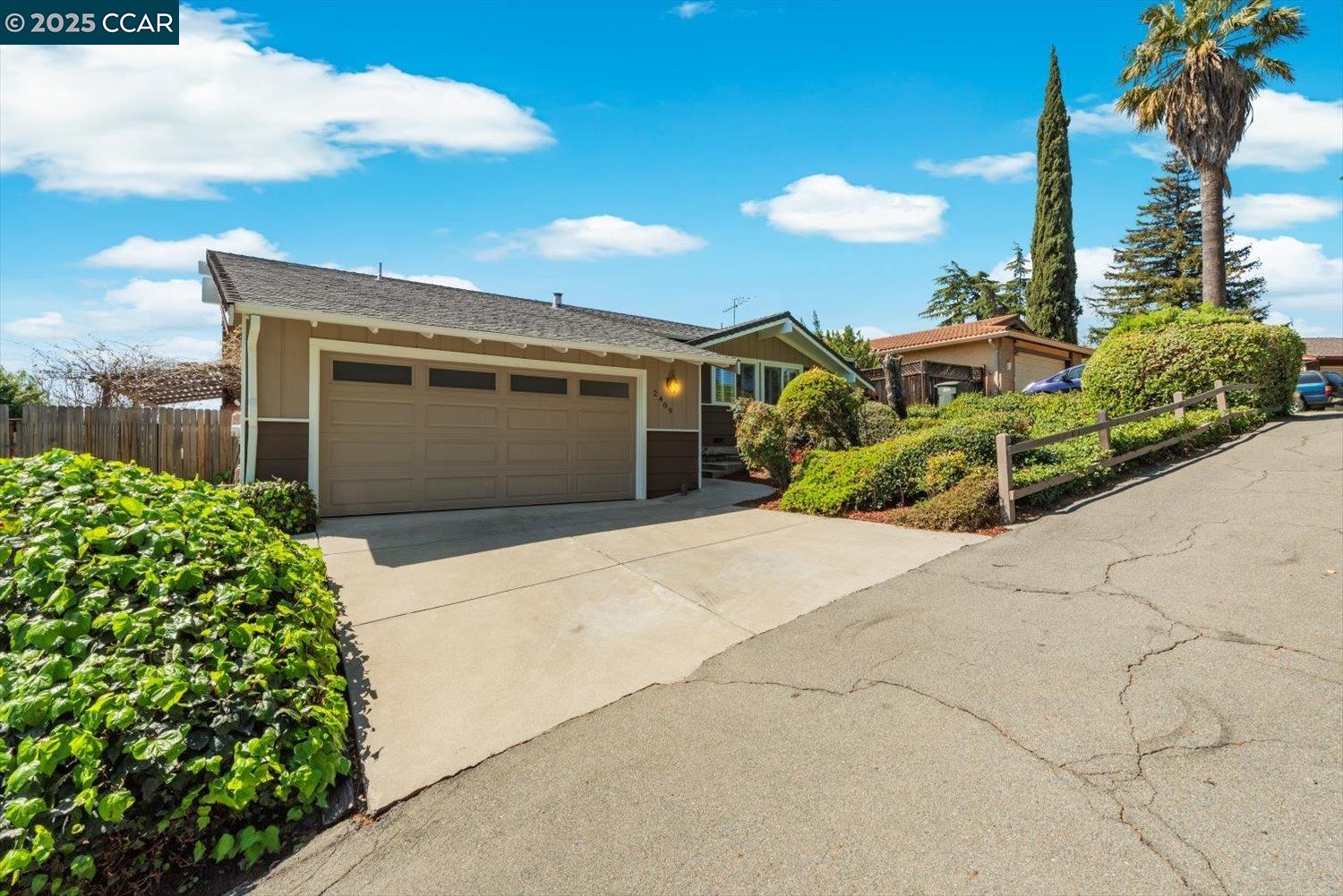 Detail Gallery Image 2 of 60 For 2409 Panoramic Dr, Concord,  CA 94520 - 4 Beds | 2/1 Baths